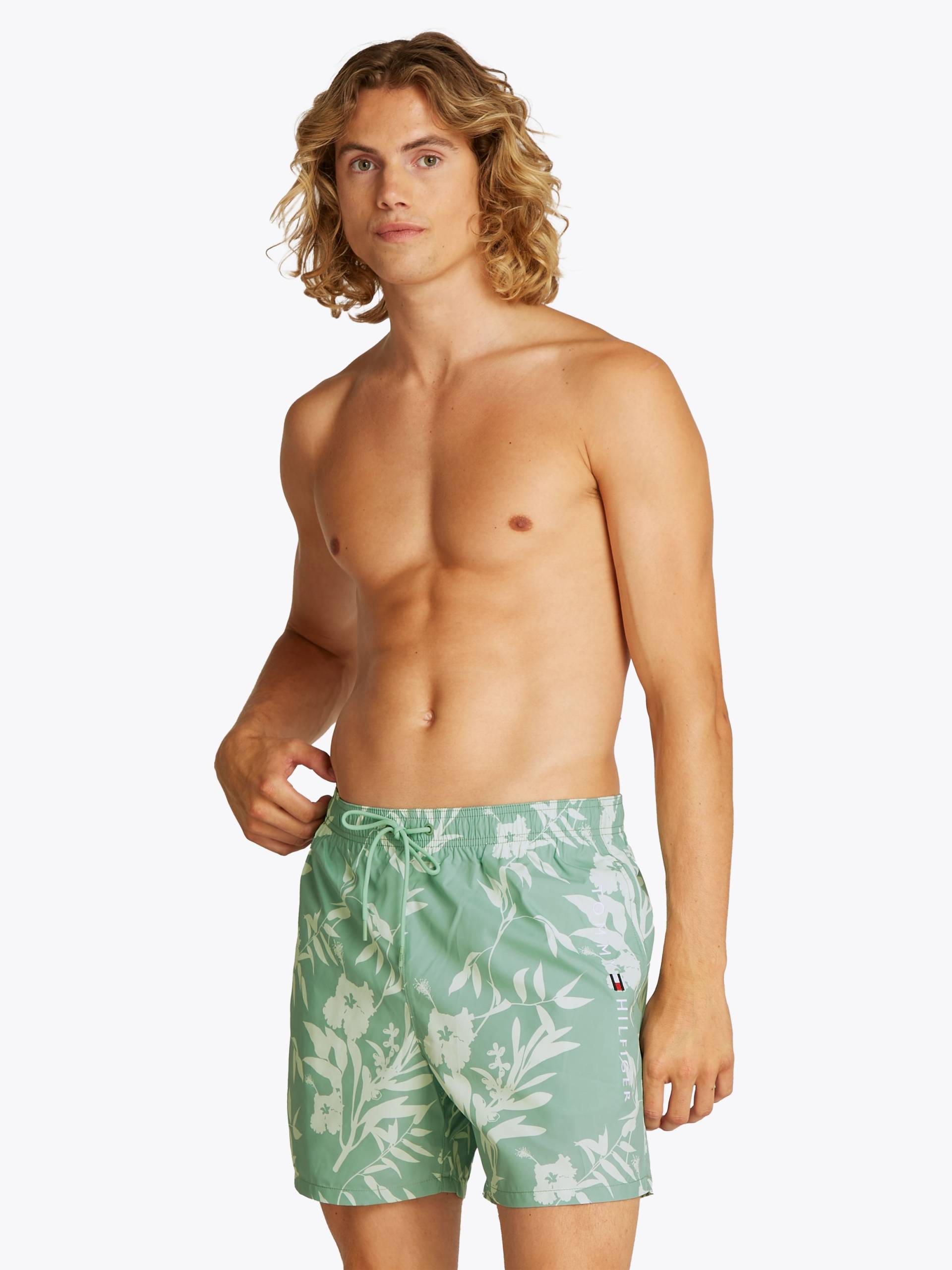 Tommy Hilfiger Swimwear Badeshorts »MEDIUM DRAWSTRING PRINT«, mit tropischem Muster, mit Logostickerei Tommy Hilfiger Swimwear Badeshorts »MEDIUM DRAWSTRING PRINT«, mit tropischem Muster, mit Logostickerei von TOMMY HILFIGER Swimwear