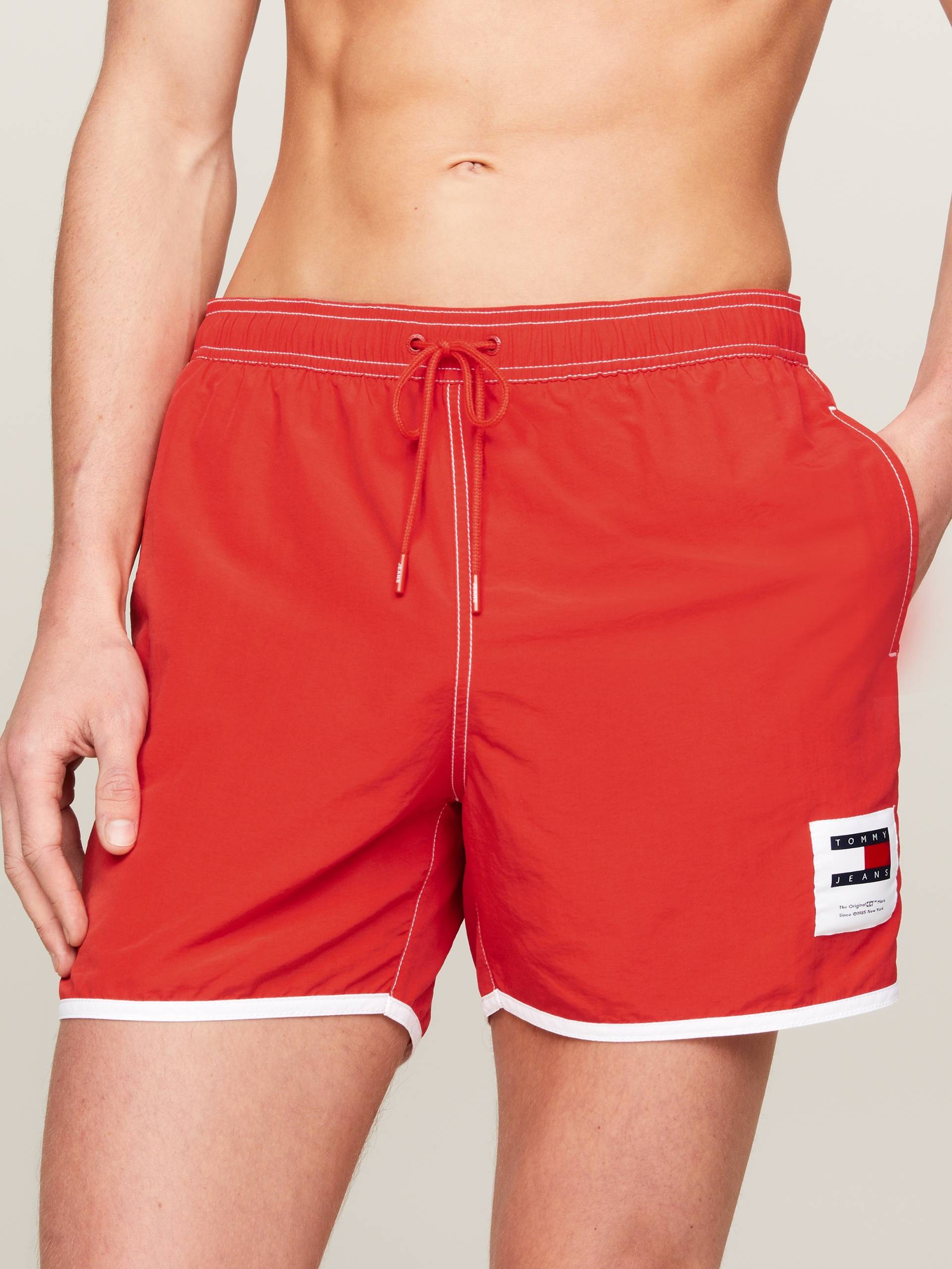 Tommy Hilfiger Swimwear Badeshorts »SF MEDIUM DRAWSTRING«, mit kontrastfarbenen Details Tommy Hilfiger Swimwear Badeshorts »SF MEDIUM DRAWSTRING«, mit kontrastfarbenen Details von TOMMY HILFIGER Swimwear