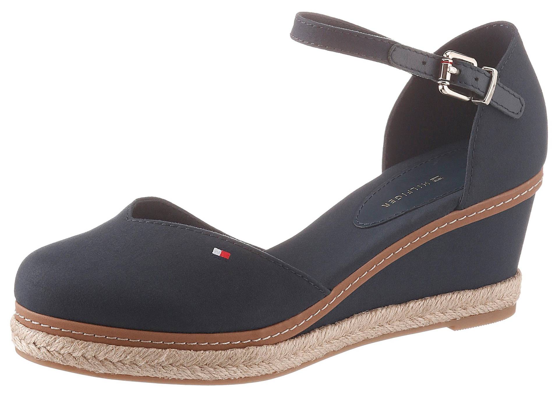 Tommy Hilfiger Spangenpumps »BASIC CLOSED TOE MID WEDGE«, Riemchensandale, Keilabsatz, Sommerschuh, mit verstellbarer Schnalle Tommy Hilfiger Spangenpumps »BASIC CLOSED TOE MID WEDGE«, Riemchensandale, Keilabsatz, Sommerschuh, mit verstellbarer Schnalle von TOMMY HILFIGER