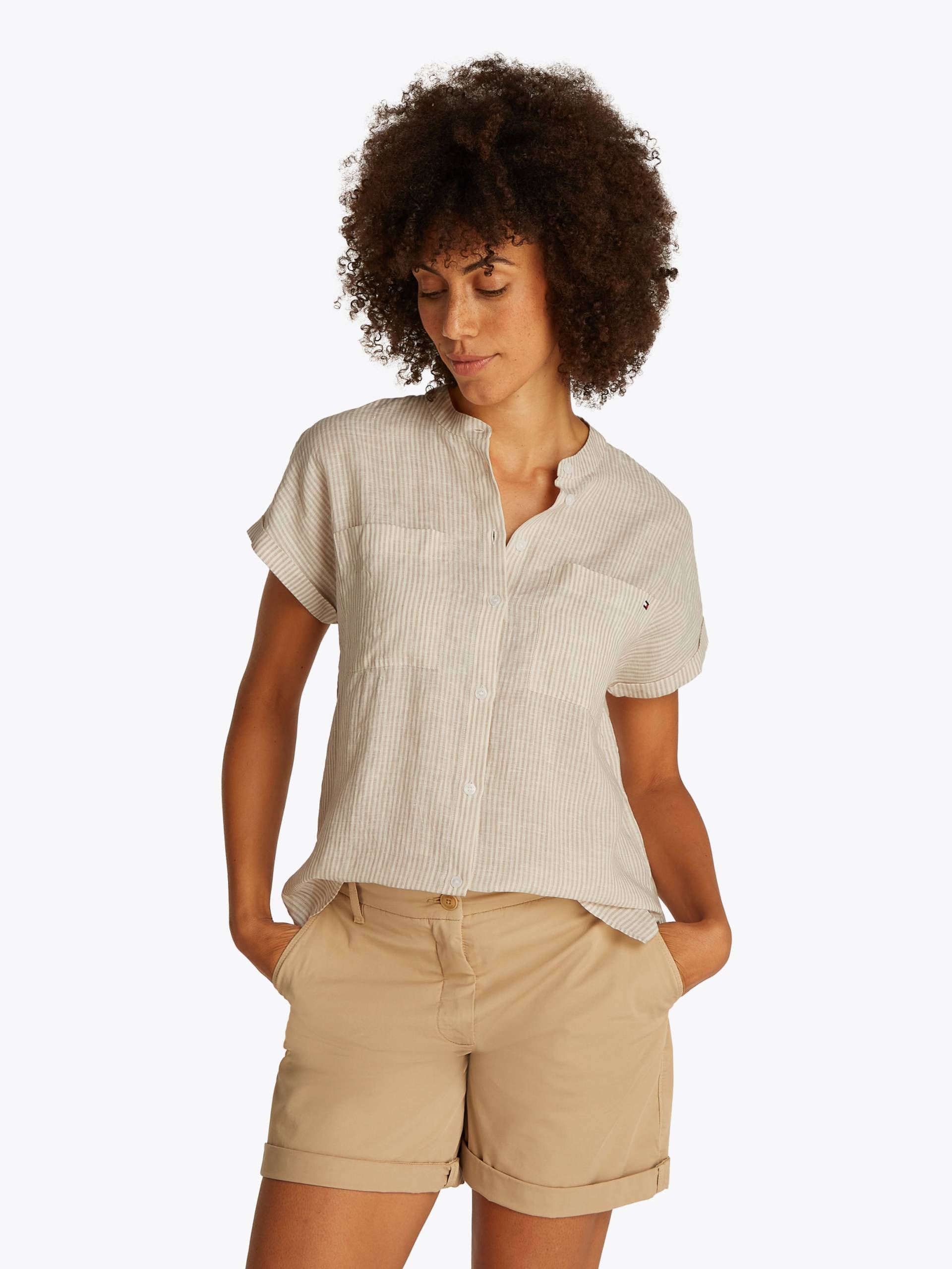 Tommy Hilfiger Kurzarmbluse »ESS LINEN COLLARLESS S/S BLOUSE«, mit Logostickerei,kühlendes Premium Leinen Tommy Hilfiger Kurzarmbluse »ESS LINEN COLLARLESS S/S BLOUSE«, mit Logostickerei,kühlendes Premium Leinen von TOMMY HILFIGER