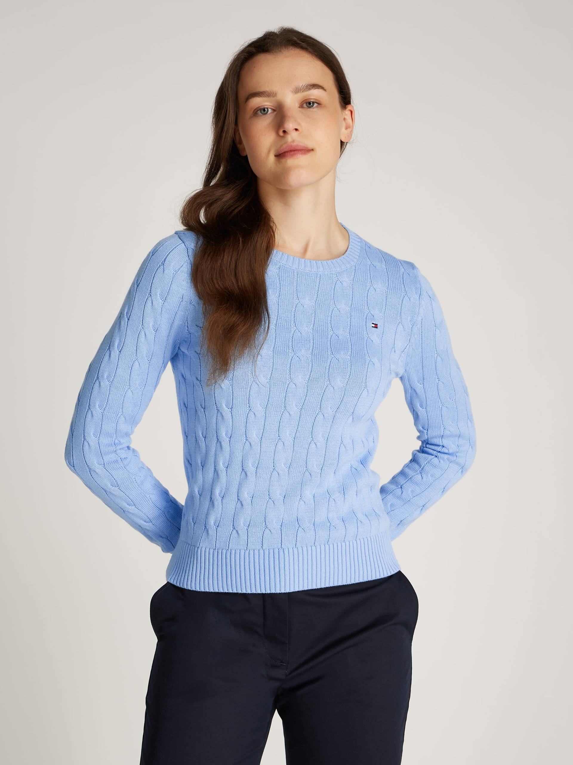 Tommy Hilfiger Rundhalspullover »CO CABLE VAR LS C-NK SWT«, mit Zopfmuster, Logostickerei Tommy Hilfiger Rundhalspullover »CO CABLE VAR LS C-NK SWT«, mit Zopfmuster, Logostickerei von TOMMY HILFIGER