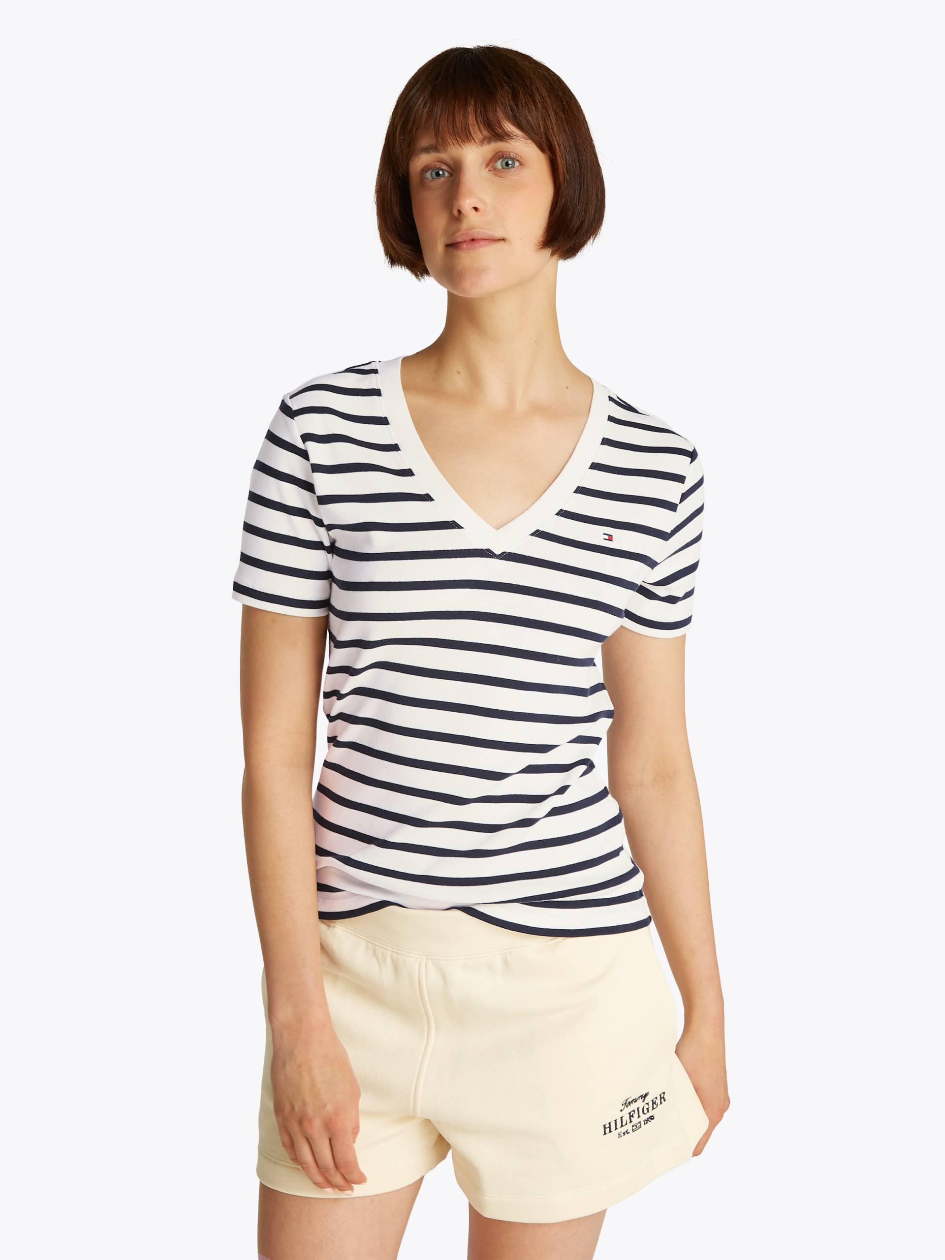 Tommy Hilfiger T-Shirt »SLIM CODY V-NK SS«, mit Logostickerei von TOMMY HILFIGER