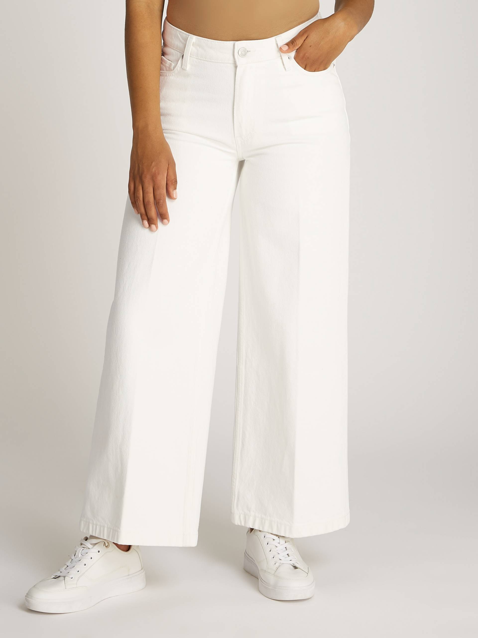Tommy Hilfiger Weite Jeans »WIDE LEG HW LOU«, mit Logo-Badge, mit Nieten, mit Bügelfalten Tommy Hilfiger Weite Jeans »WIDE LEG HW LOU«, mit Logo-Badge, mit Nieten, mit Bügelfalten von TOMMY HILFIGER