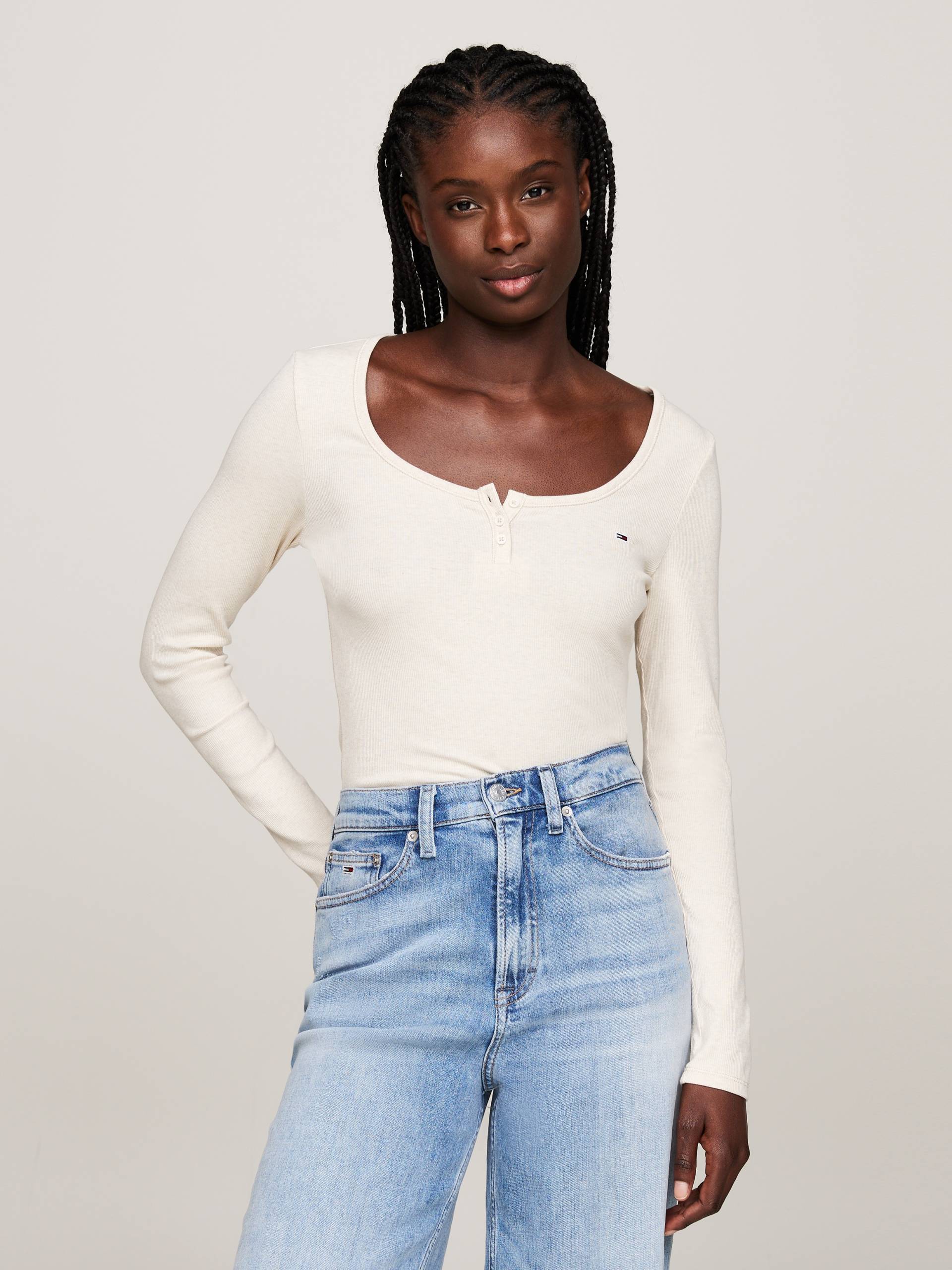 Tommy Jeans Curve Henleyshirt »TJW MELANGE HENLEY LS EXT«, mit tiefem Rundhals, Knopfleiste, Langarm, Logo-Flag Tommy Jeans Curve Henleyshirt »TJW MELANGE HENLEY LS EXT«, mit tiefem Rundhals, Knopfleiste, Langarm, Logo-Flag von TOMMY JEANS Curve
