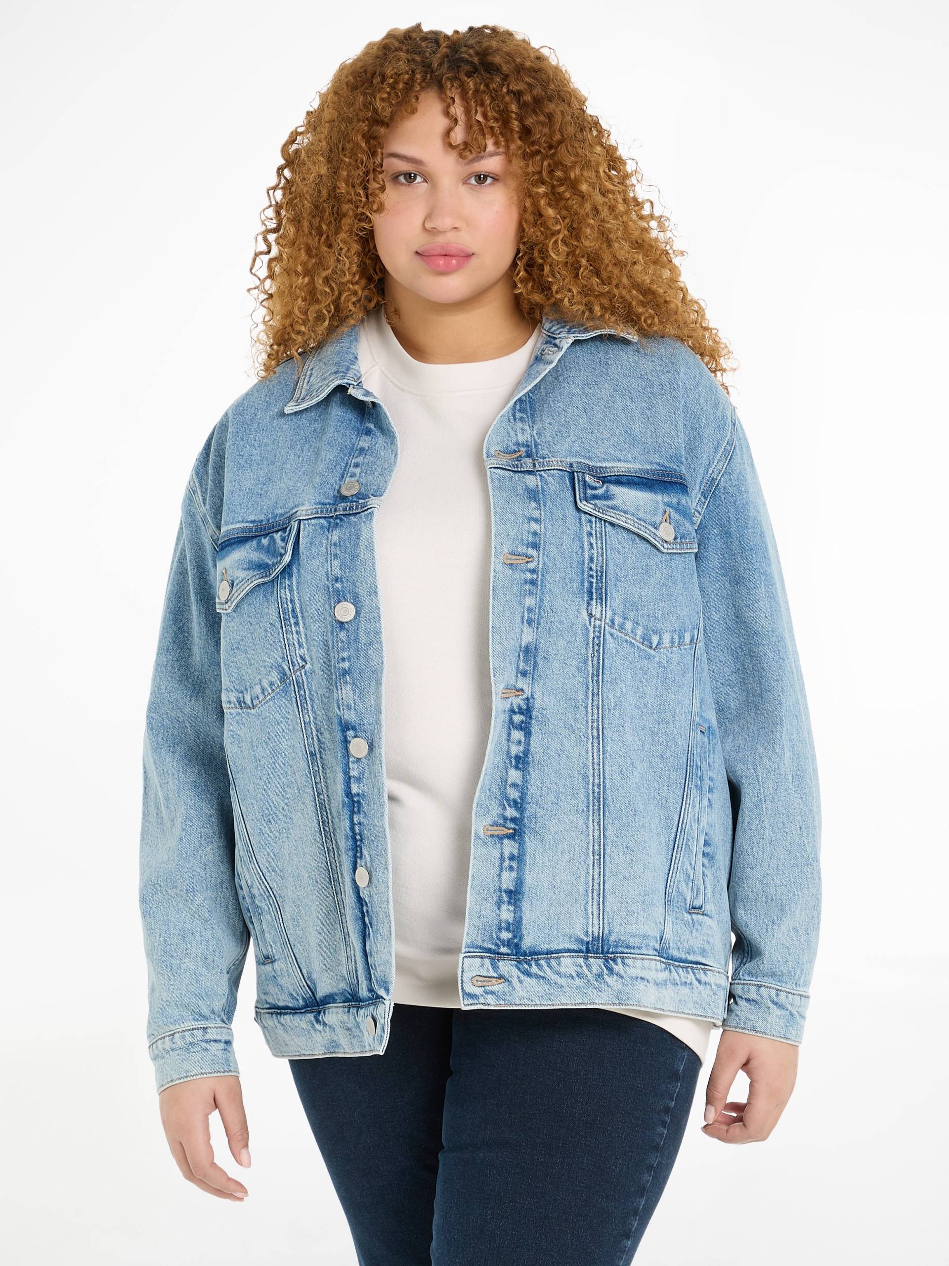 Tommy Jeans Curve Jeansjacke »CRV OVR TRUCKER JACKET CG4114«, Grosse Grössen Tommy Jeans Curve Jeansjacke »CRV OVR TRUCKER JACKET CG4114«, Grosse Grössen von TOMMY JEANS Curve