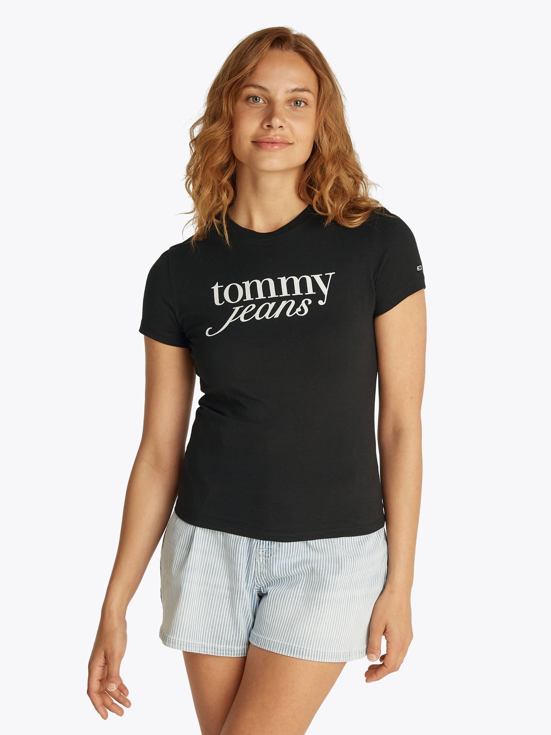 Tommy Jeans Curve Rundhalsshirt »Shirt TJW SLIM ESSENTIAL«, in Grossen Grössen, Logo-Print auf Brusthöhe, mit Logostickerei Tommy Jeans Curve Rundhalsshirt »Shirt TJW SLIM ESSENTIAL«, in Grossen Grössen, Logo-Print auf Brusthöhe, mit Logostickerei von TOMMY JEANS Curve