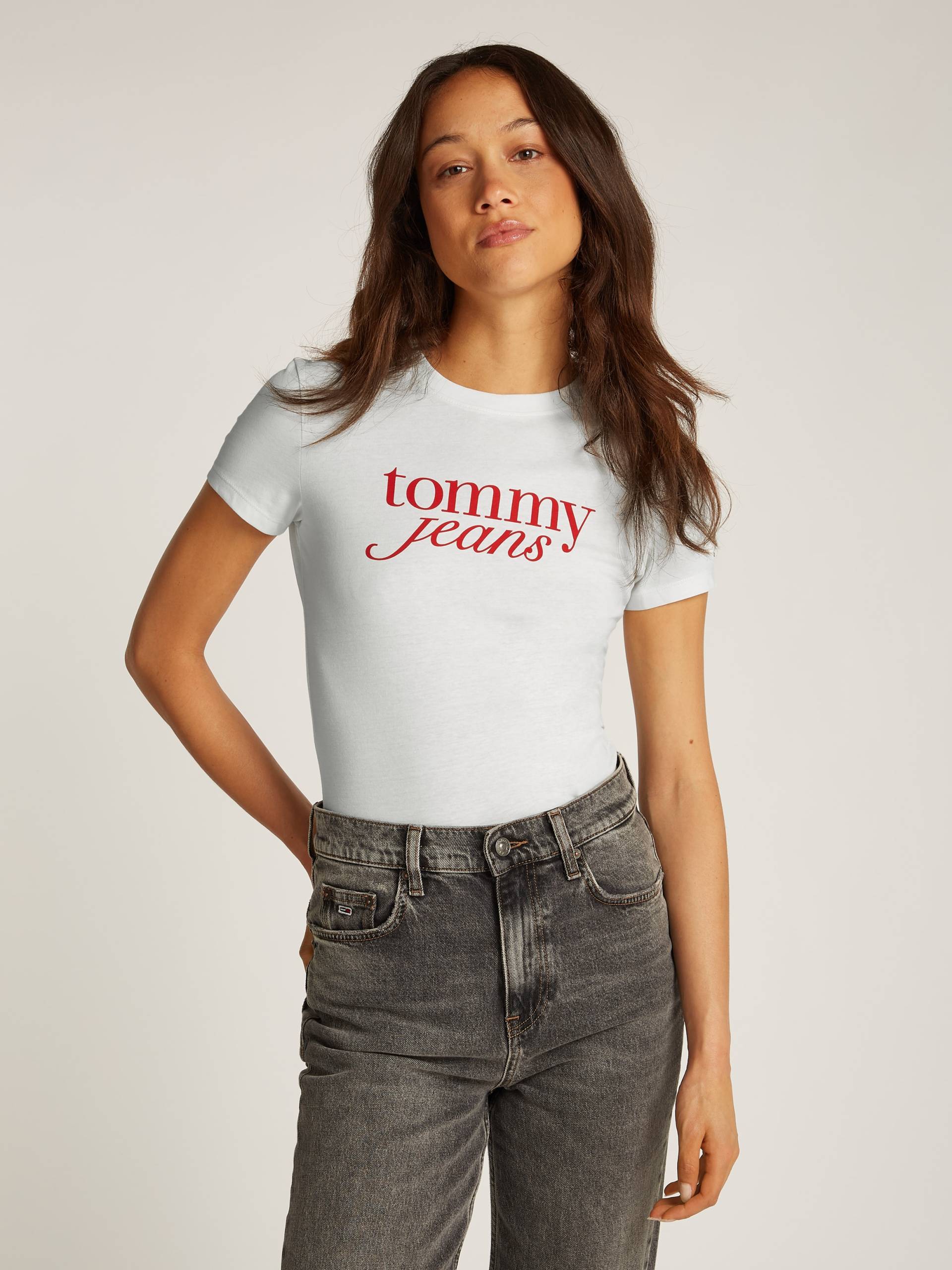 Tommy Jeans Curve Rundhalsshirt »Shirt TJW SLIM ESSENTIAL«, in Grossen Grössen, Logo-Print auf Brusthöhe, mit Logostickerei Tommy Jeans Curve Rundhalsshirt »Shirt TJW SLIM ESSENTIAL«, in Grossen Grössen, Logo-Print auf Brusthöhe, mit Logostickerei von TOMMY JEANS Curve