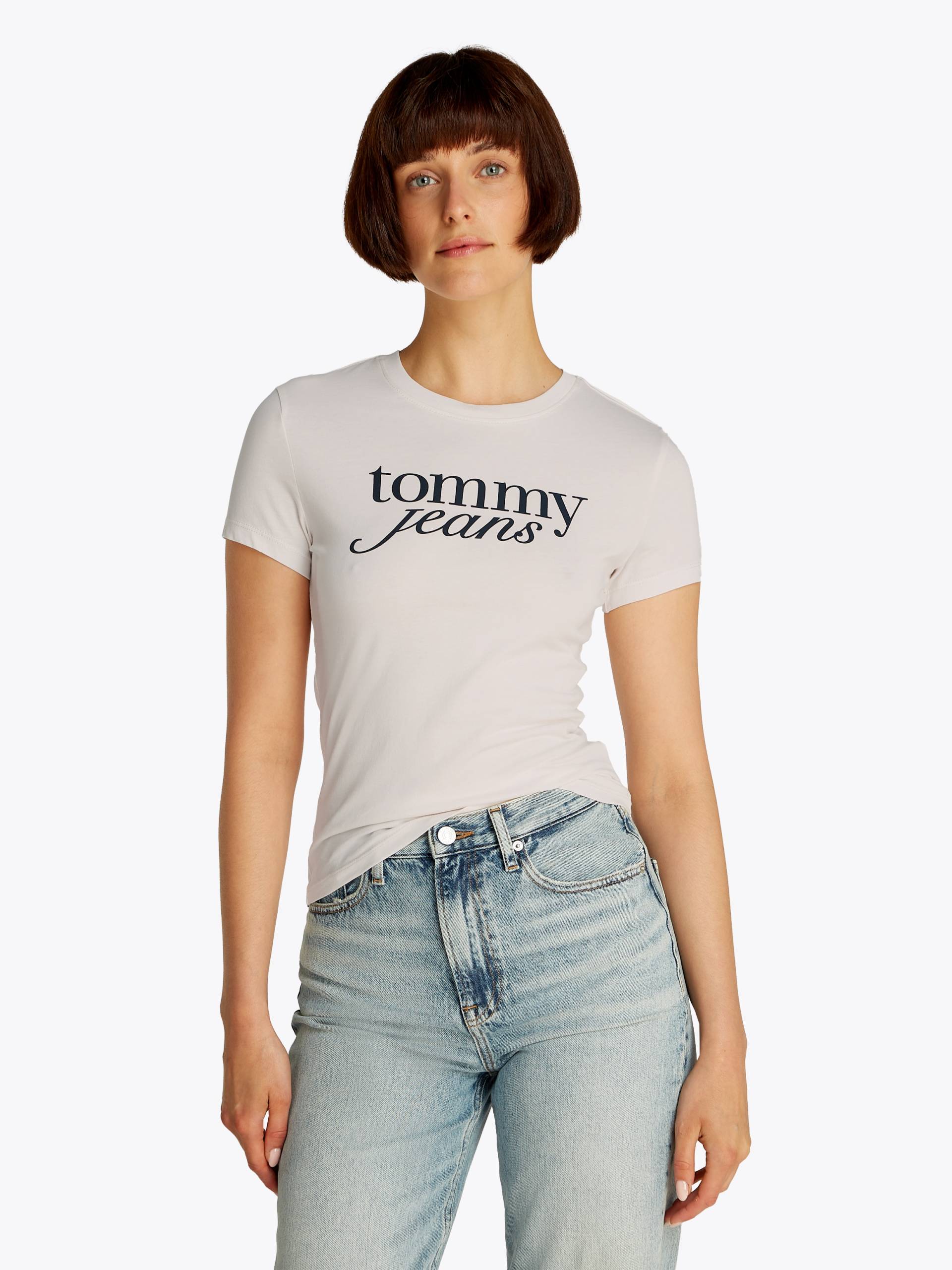 Tommy Jeans Curve Rundhalsshirt »Shirt TJW SLIM ESSENTIAL«, in Grossen Grössen, Logo-Print auf Brusthöhe, mit Logostickerei Tommy Jeans Curve Rundhalsshirt »Shirt TJW SLIM ESSENTIAL«, in Grossen Grössen, Logo-Print auf Brusthöhe, mit Logostickerei von TOMMY JEANS Curve