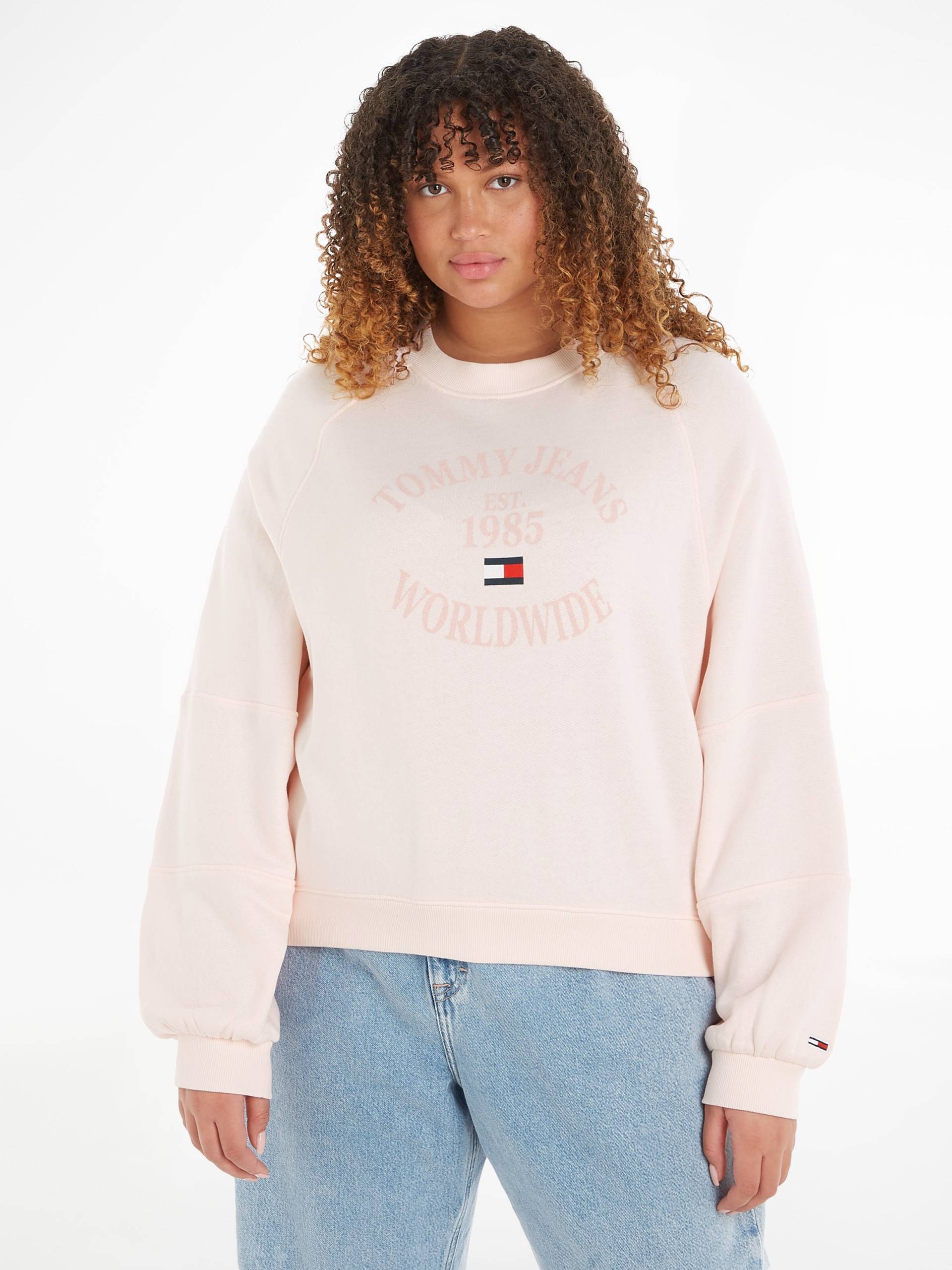 Tommy Jeans Curve Sweatshirt »TJW CRV RLX WORLDWIDE RGLN CREW« von TOMMY JEANS Curve