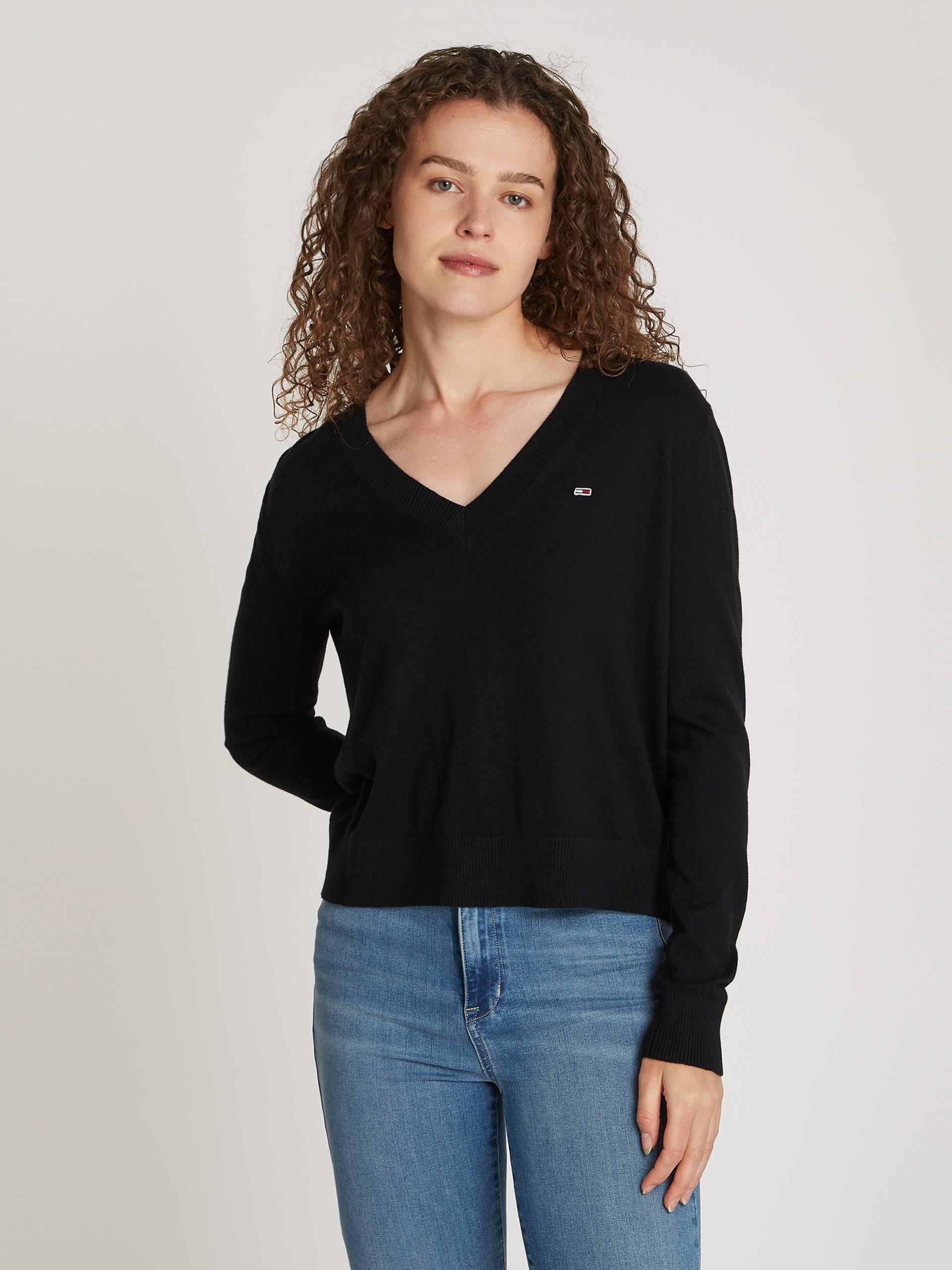Tommy Jeans Curve V-Ausschnitt-Pullover »TJW ESSENTIAL VNECK SWEATER EXT«, in Grossen Grössen, V-Ausschnitt, mit Viskose Tommy Jeans Curve V-Ausschnitt-Pullover »TJW ESSENTIAL VNECK SWEATER EXT«, in Grossen Grössen, V-Ausschnitt, mit Viskose von TOMMY JEANS Curve