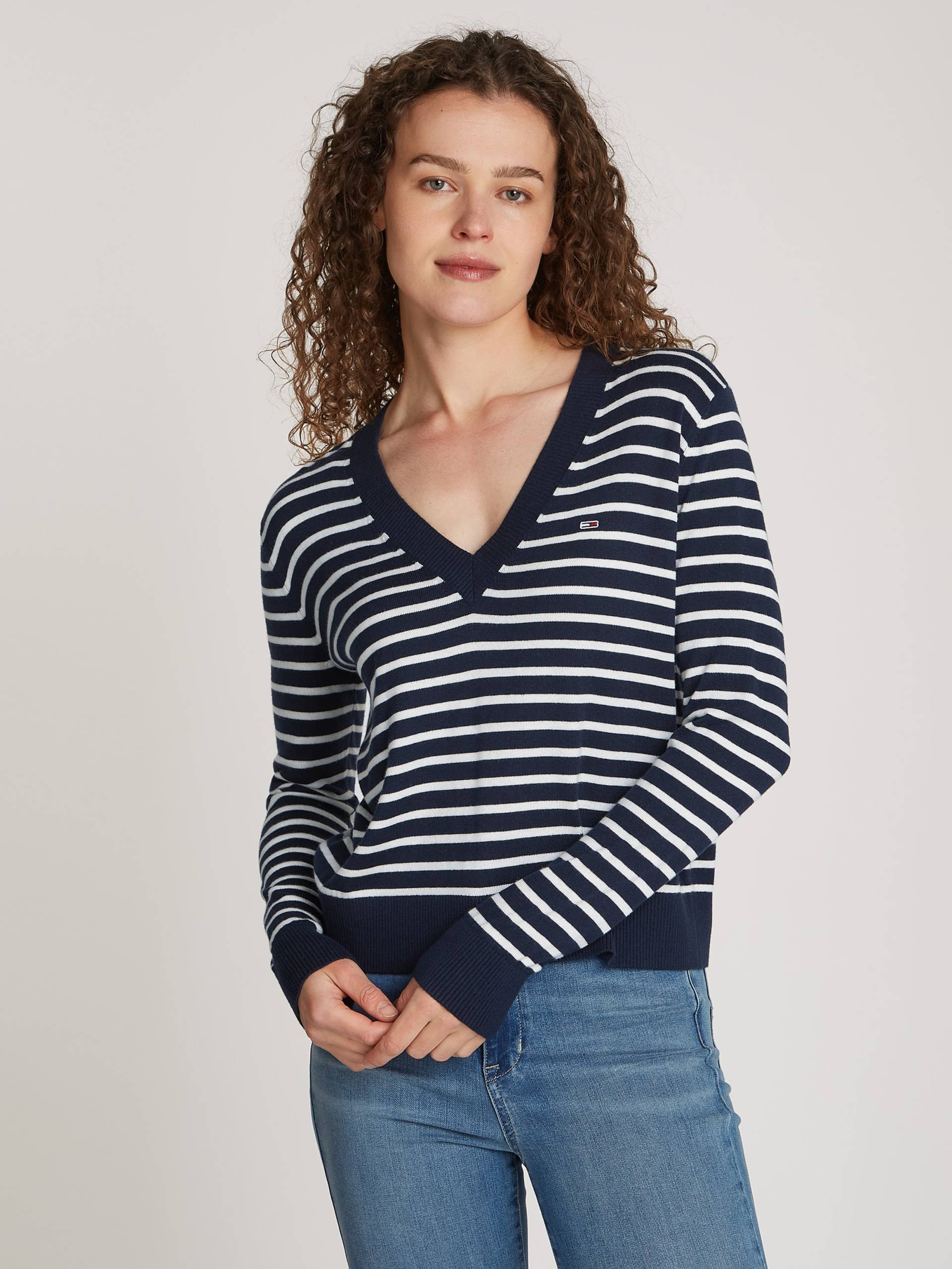 Tommy Jeans Curve V-Ausschnitt-Pullover »TJW ESSENTIAL VNECK SWEATER EXT«, in Grossen Grössen, V-Ausschnitt, mit Viskose Tommy Jeans Curve V-Ausschnitt-Pullover »TJW ESSENTIAL VNECK SWEATER EXT«, in Grossen Grössen, V-Ausschnitt, mit Viskose von TOMMY JEANS Curve
