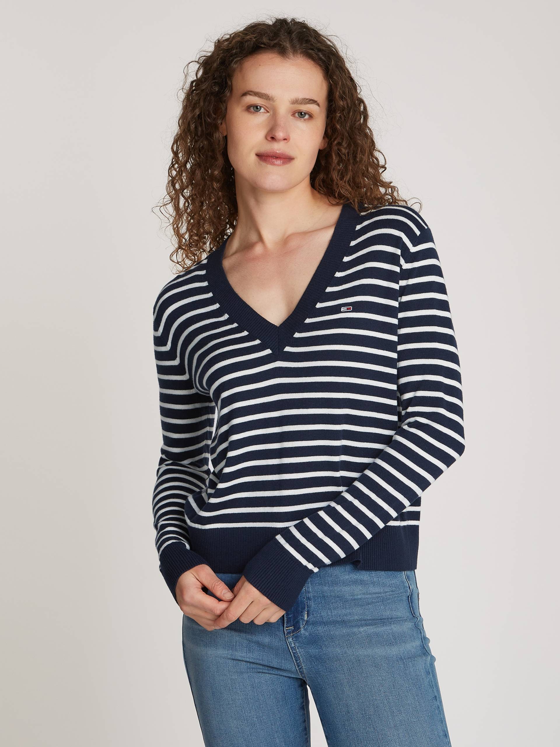 Tommy Jeans Curve V-Ausschnitt-Pullover »TJW ESSENTIAL VNECK SWEATER EXT«, in Grossen Grössen, V-Ausschnitt, mit Viskose Tommy Jeans Curve V-Ausschnitt-Pullover »TJW ESSENTIAL VNECK SWEATER EXT«, in Grossen Grössen, V-Ausschnitt, mit Viskose von TOMMY JEANS Curve