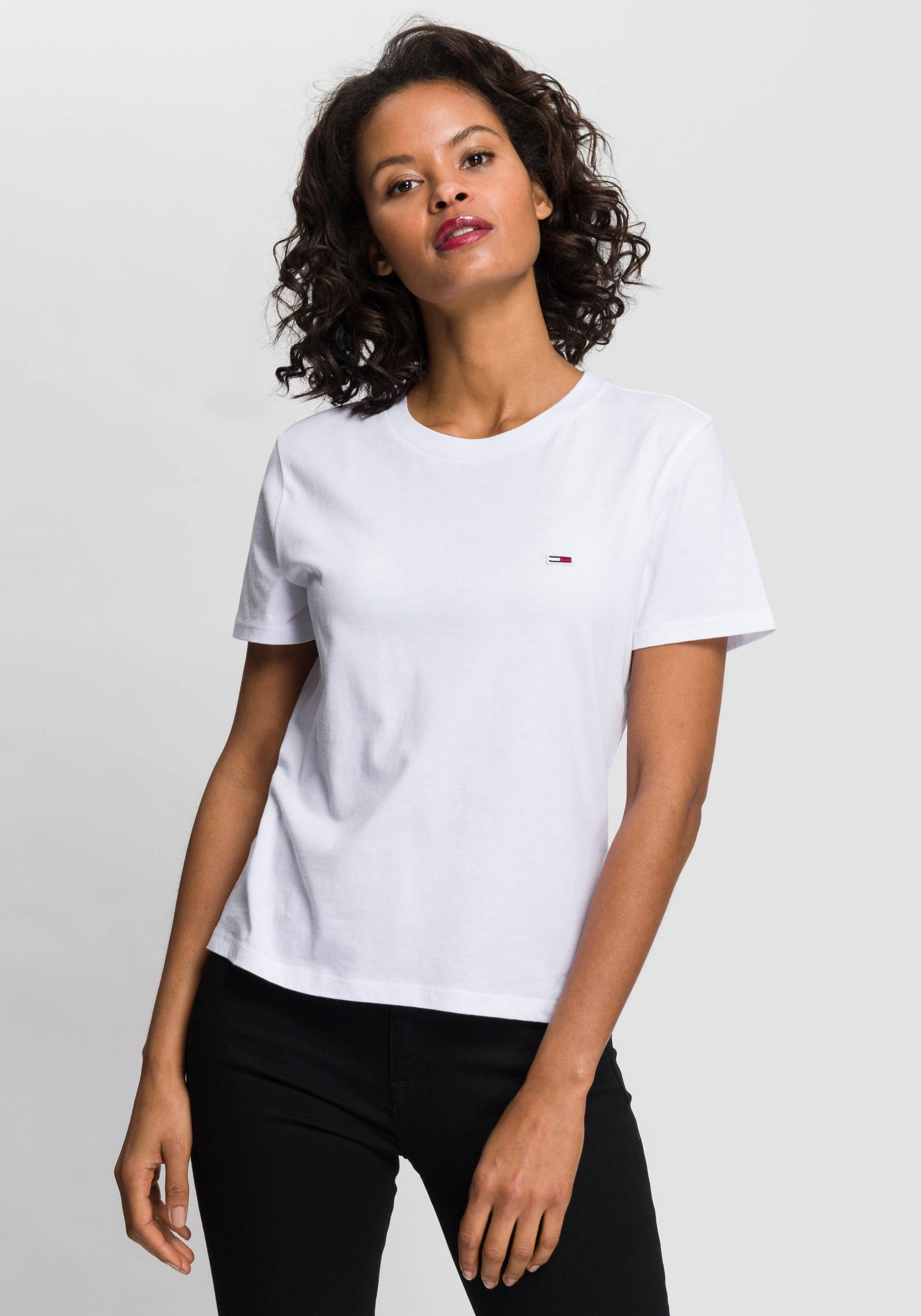 Tommy Jeans Rundhalsshirt »TJW REGULAR JERSEY C NECK«, mitTommy Jeans Logo-Flag auf der Brust von TOMMY JEANS