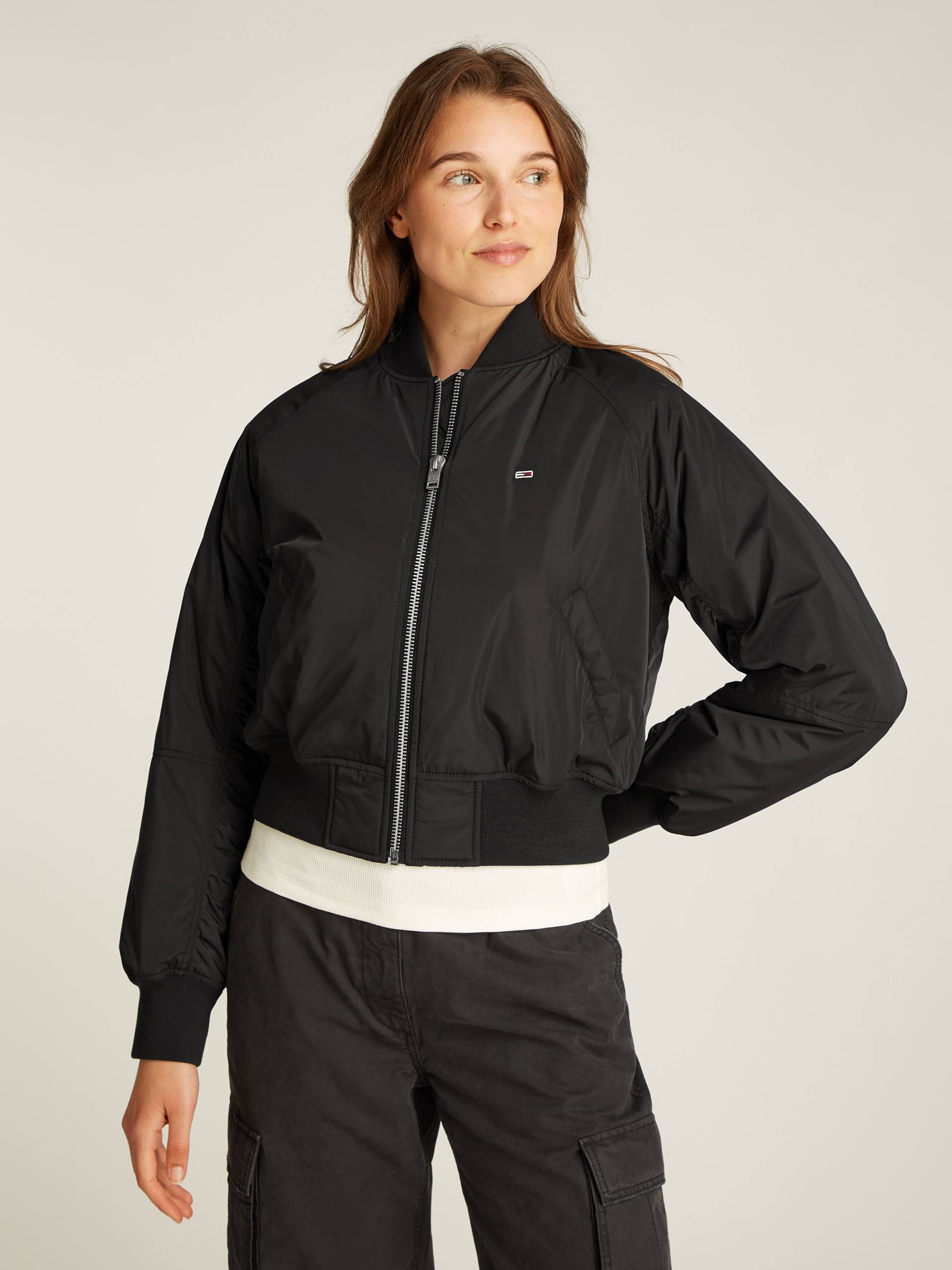 Tommy Jeans Bomberjacke, mit leichter Wattierung, mit Logostickerei Tommy Jeans Bomberjacke, mit leichter Wattierung, mit Logostickerei von TOMMY JEANS
