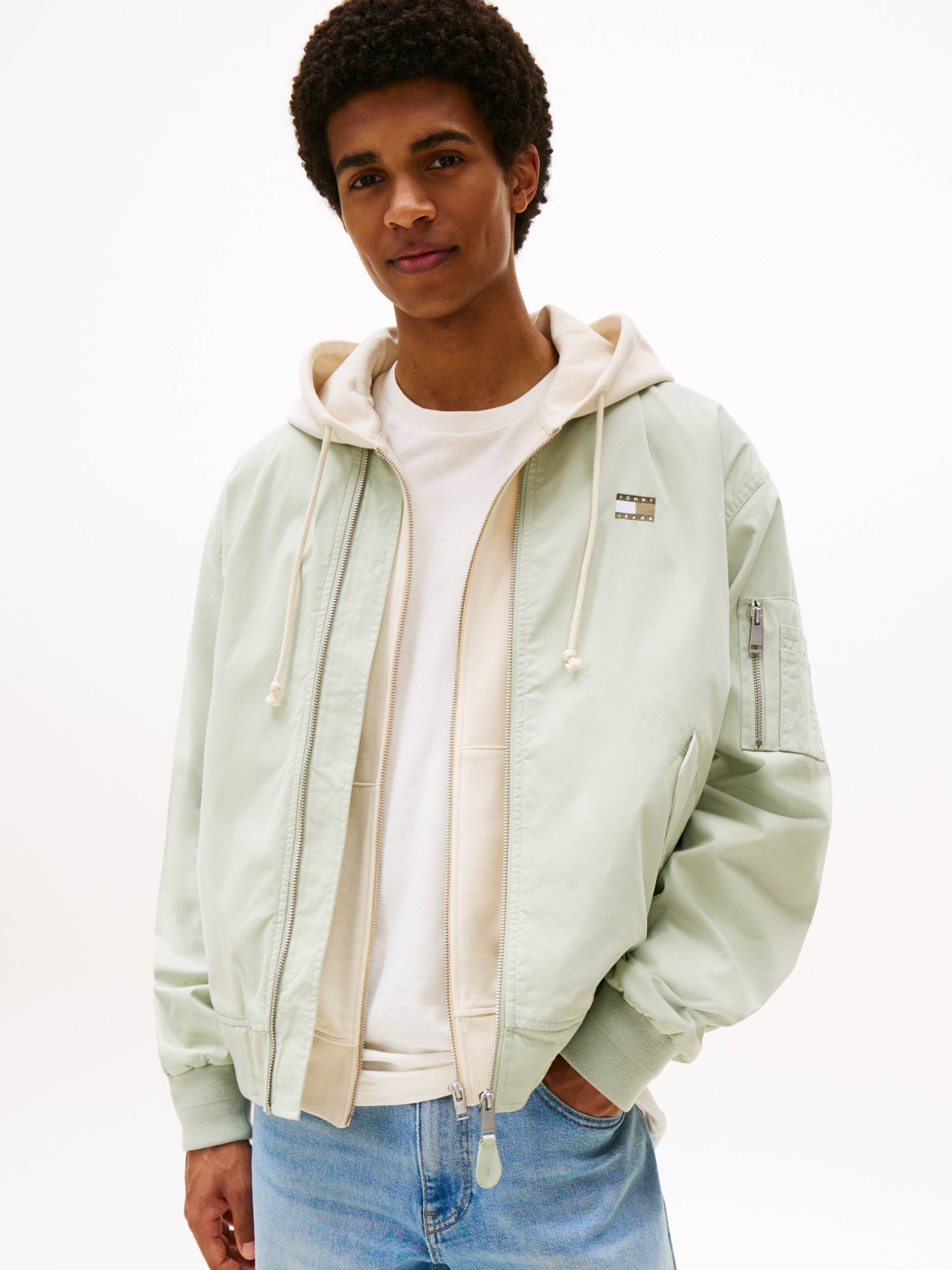 Tommy Jeans Bomberjacke »TJM COTTON BOMBER JACKET«, ohne Kapuze, Mit Rundhalsausschnitt Tommy Jeans Bomberjacke »TJM COTTON BOMBER JACKET«, ohne Kapuze, Mit Rundhalsausschnitt von TOMMY JEANS