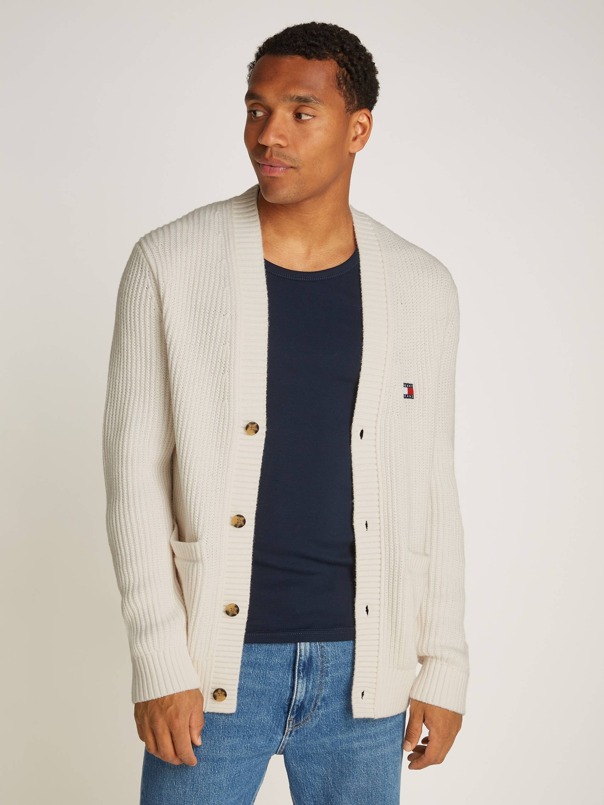 Tommy Jeans Cardigan »TJM REG JERSEY STITCH CARDI«, mit Logostickerei Tommy Jeans Cardigan »TJM REG JERSEY STITCH CARDI«, mit Logostickerei von TOMMY JEANS