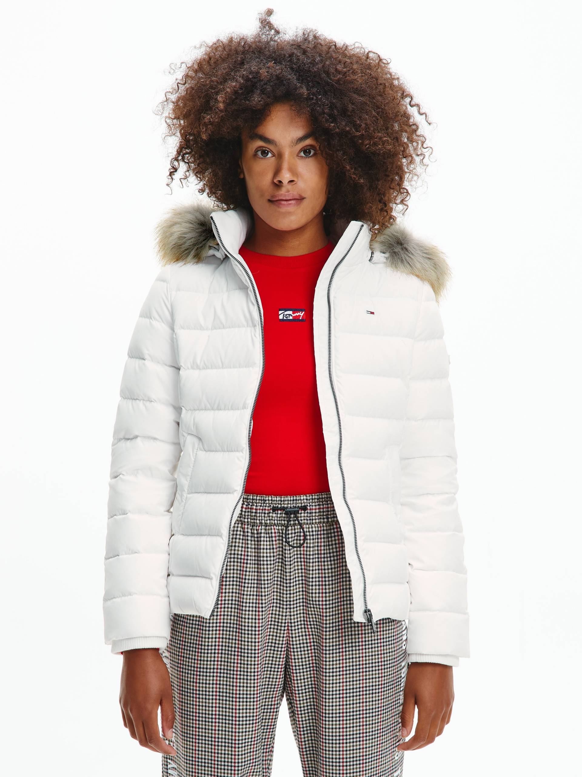 Tommy Jeans Daunenjacke »BASIC HOODED DOWN JACKET«, mit Kapuze, mit Fellimitat an der Kapuze & Tommy Jeans Logo-Flag Tommy Jeans Daunenjacke »BASIC HOODED DOWN JACKET«, mit Kapuze, mit Fellimitat an der Kapuze & Tommy Jeans Logo-Flag von TOMMY JEANS