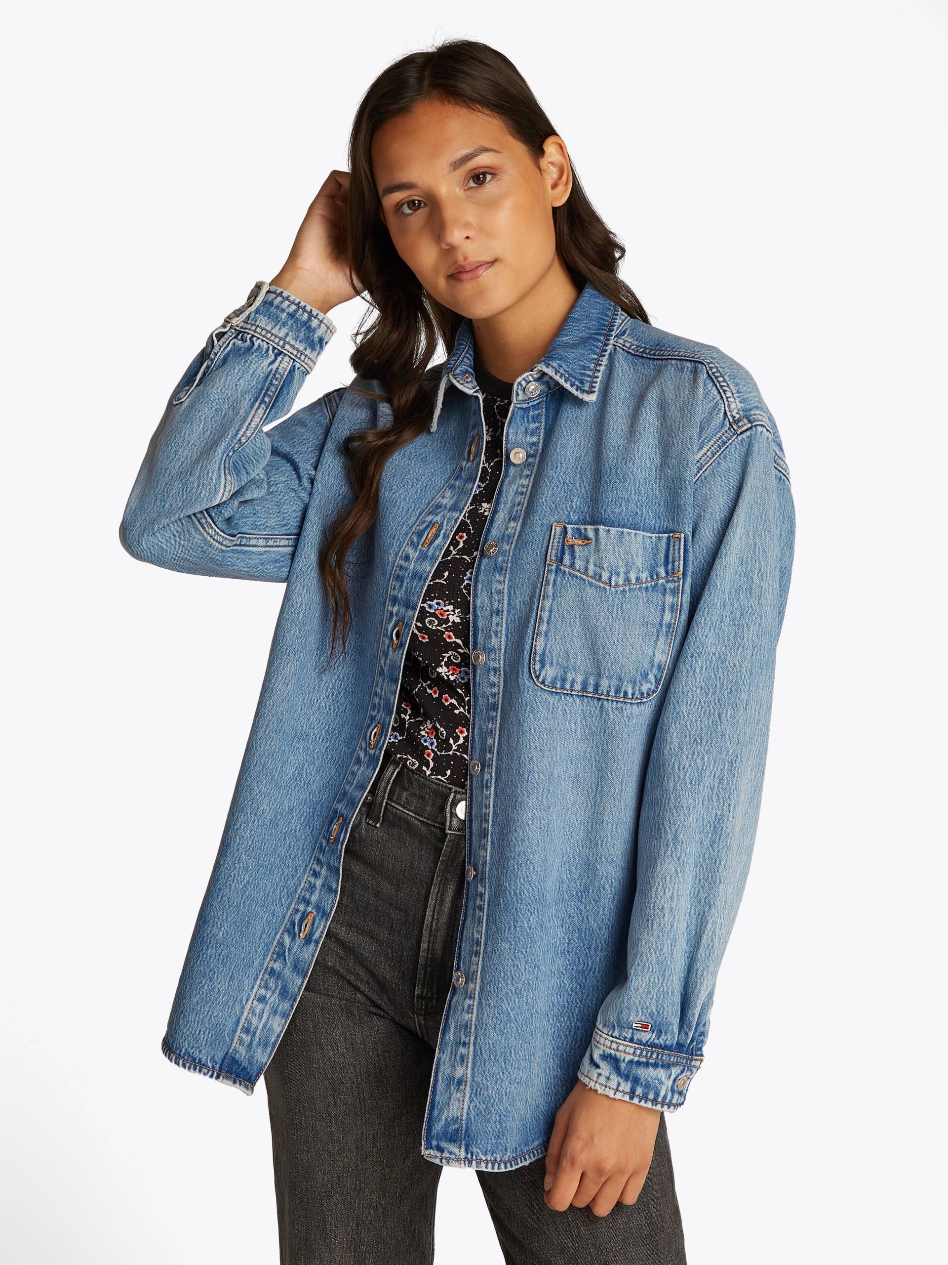 Tommy Jeans Hemdbluse »RELAXED LS SHIRT BI6011«, mit Brusttasche, in blauer Waschung Overshirt Jeansjacke Tommy Jeans Hemdbluse »RELAXED LS SHIRT BI6011«, mit Brusttasche, in blauer Waschung Overshirt Jeansjacke von TOMMY JEANS
