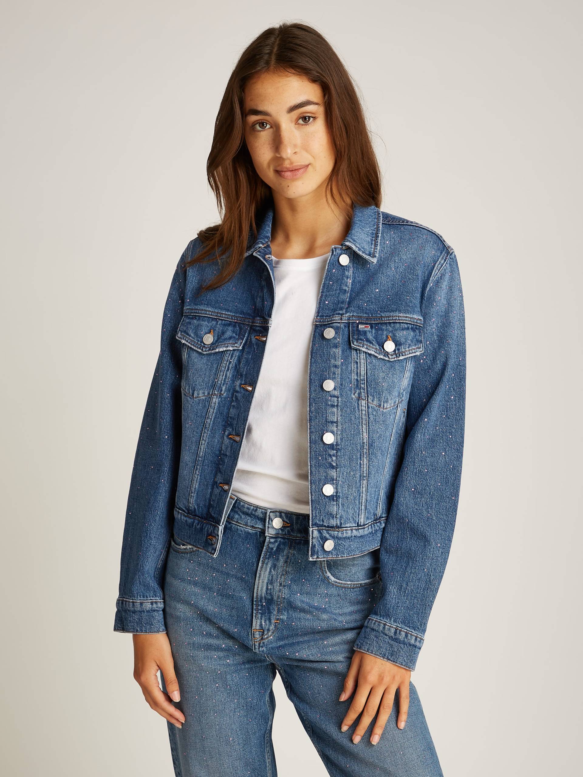 Tommy Jeans Jeansjacke »CLASSIC TRUCKER JACKET AI6136«, mit typischen Trucker Details, mit Schmucksteinen Tommy Jeans Jeansjacke »CLASSIC TRUCKER JACKET AI6136«, mit typischen Trucker Details, mit Schmucksteinen von TOMMY JEANS