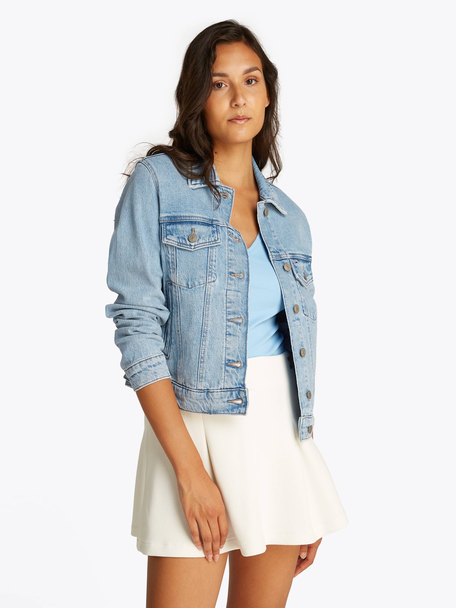 Tommy Jeans Jeansjacke »CLASSIC TRUCKER JACKET BI8110«, mit Brusttaschen, Logo-Badge Tommy Jeans Jeansjacke »CLASSIC TRUCKER JACKET BI8110«, mit Brusttaschen, Logo-Badge von TOMMY JEANS