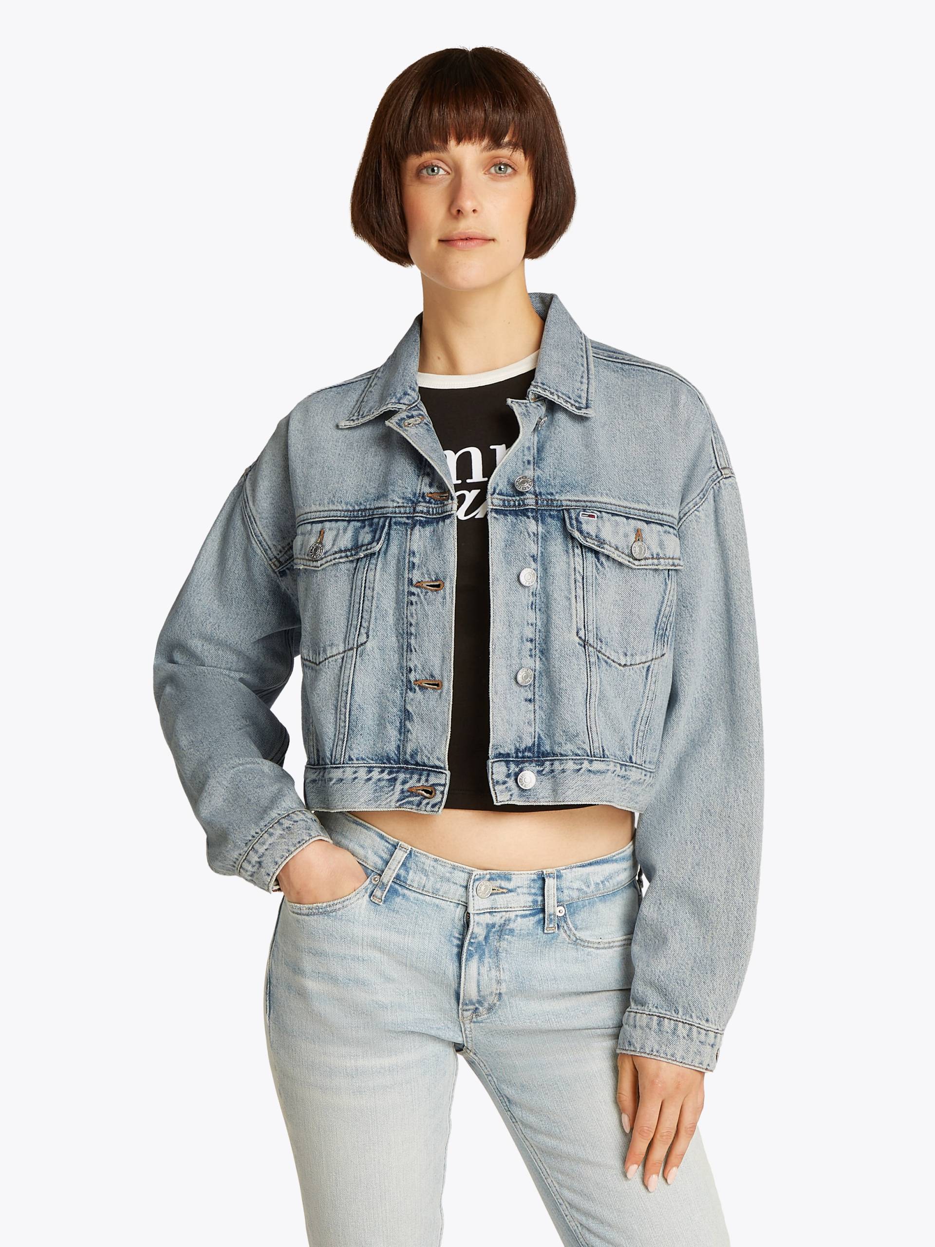 Tommy Jeans Jeansjacke »OVSZ CROP TRUCKER JACKET BI6012«, mit kurzem Schnitt, in blauer Waschung, mit Brusttaschen Tommy Jeans Jeansjacke »OVSZ CROP TRUCKER JACKET BI6012«, mit kurzem Schnitt, in blauer Waschung, mit Brusttaschen von TOMMY JEANS
