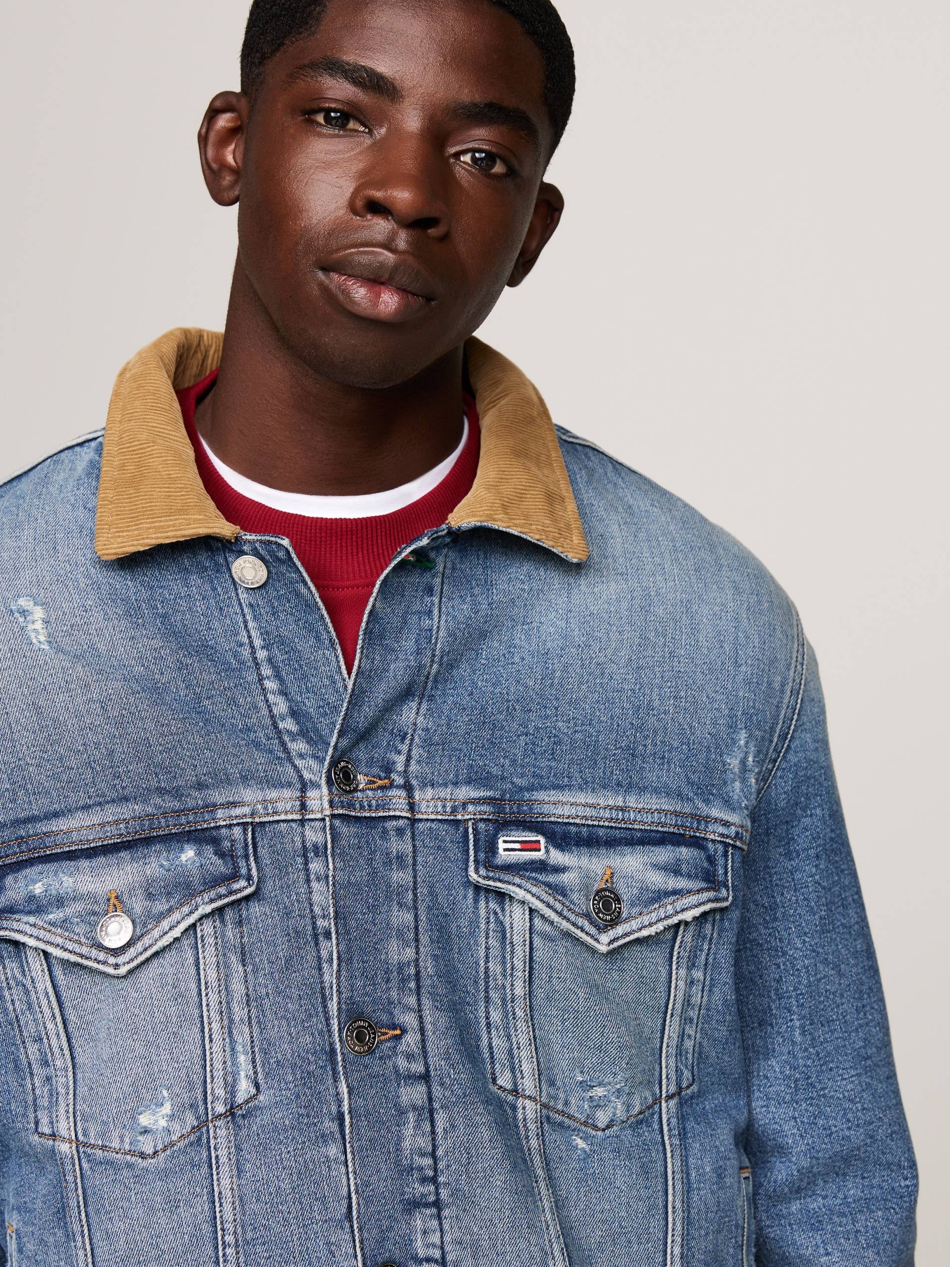 Tommy Jeans Jeansjacke »RYAN TEDDY RGLR TRCKR DH6138 EXT«, besticktes Markenlogo am Saum von TOMMY JEANS