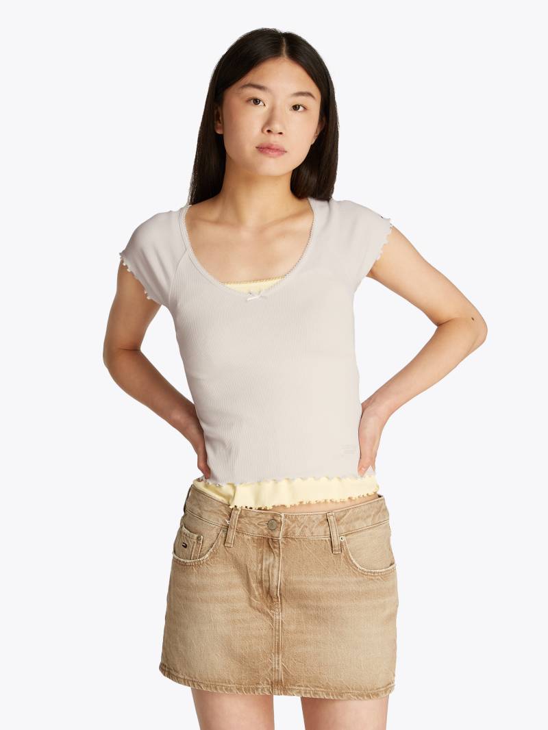 Tommy Jeans Kurzarmshirt »TJW SLIM VNECK GMD RIB SS«, mit Rollkanten, im femininen Stil von TOMMY JEANS