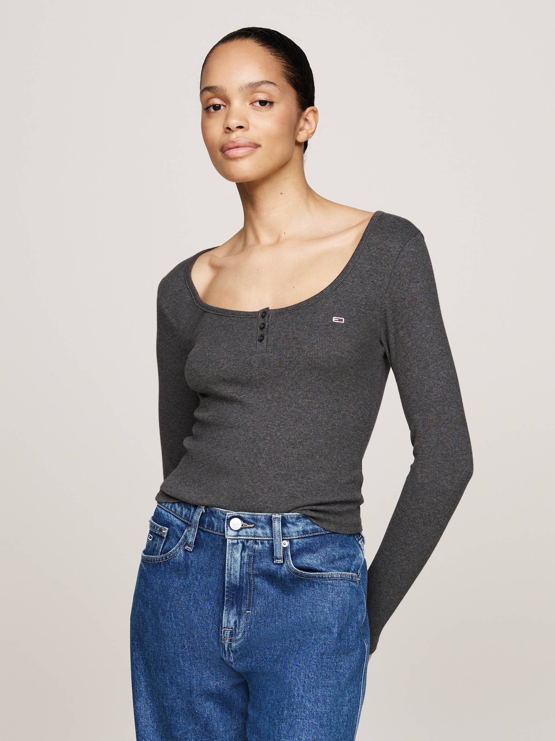 Tommy Jeans Langarmshirt »TJW MELANGE HENLEY LS EXT«, in melierter Optik, mit Logostickerei Tommy Jeans Langarmshirt »TJW MELANGE HENLEY LS EXT«, in melierter Optik, mit Logostickerei von TOMMY JEANS