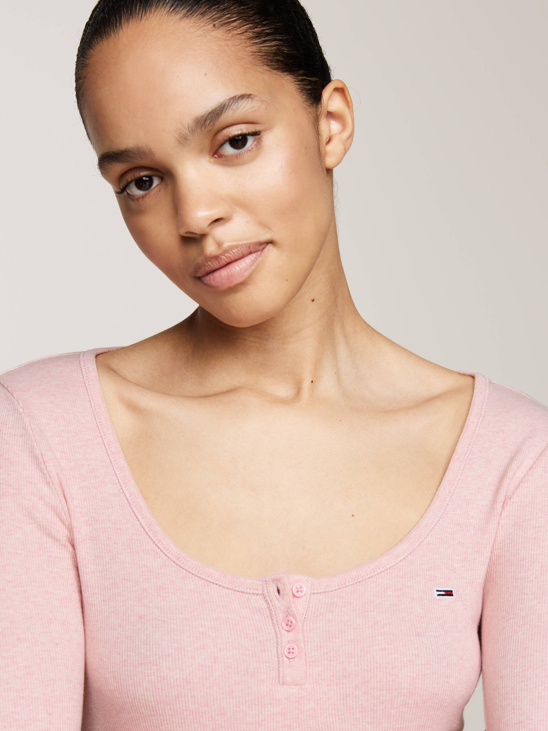 Tommy Jeans Langarmshirt »TJW MELANGE HENLEY LS EXT«, in melierter Optik, mit Logostickerei Tommy Jeans Langarmshirt »TJW MELANGE HENLEY LS EXT«, in melierter Optik, mit Logostickerei von TOMMY JEANS