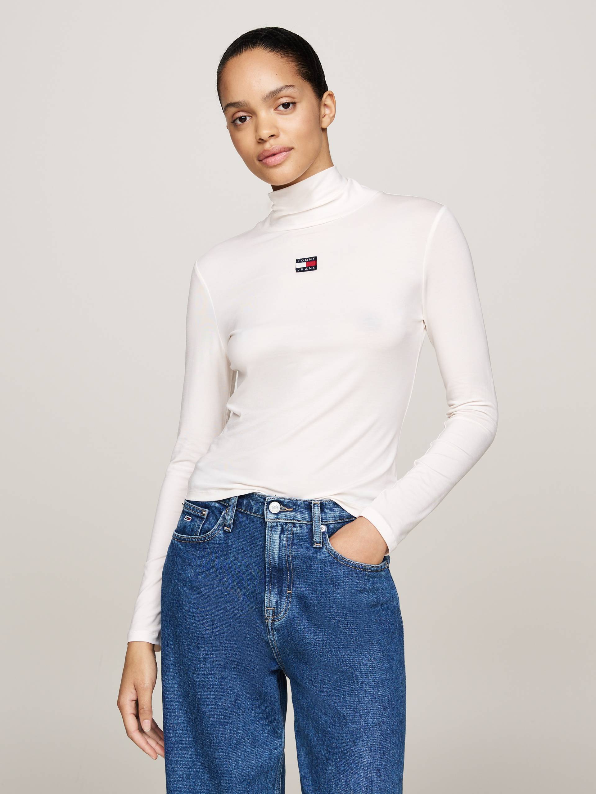 Tommy Jeans Langarmshirt »TJW SLIM BADGE MOCKNECK«, mit Logo-Badge Tommy Jeans Langarmshirt »TJW SLIM BADGE MOCKNECK«, mit Logo-Badge von TOMMY JEANS