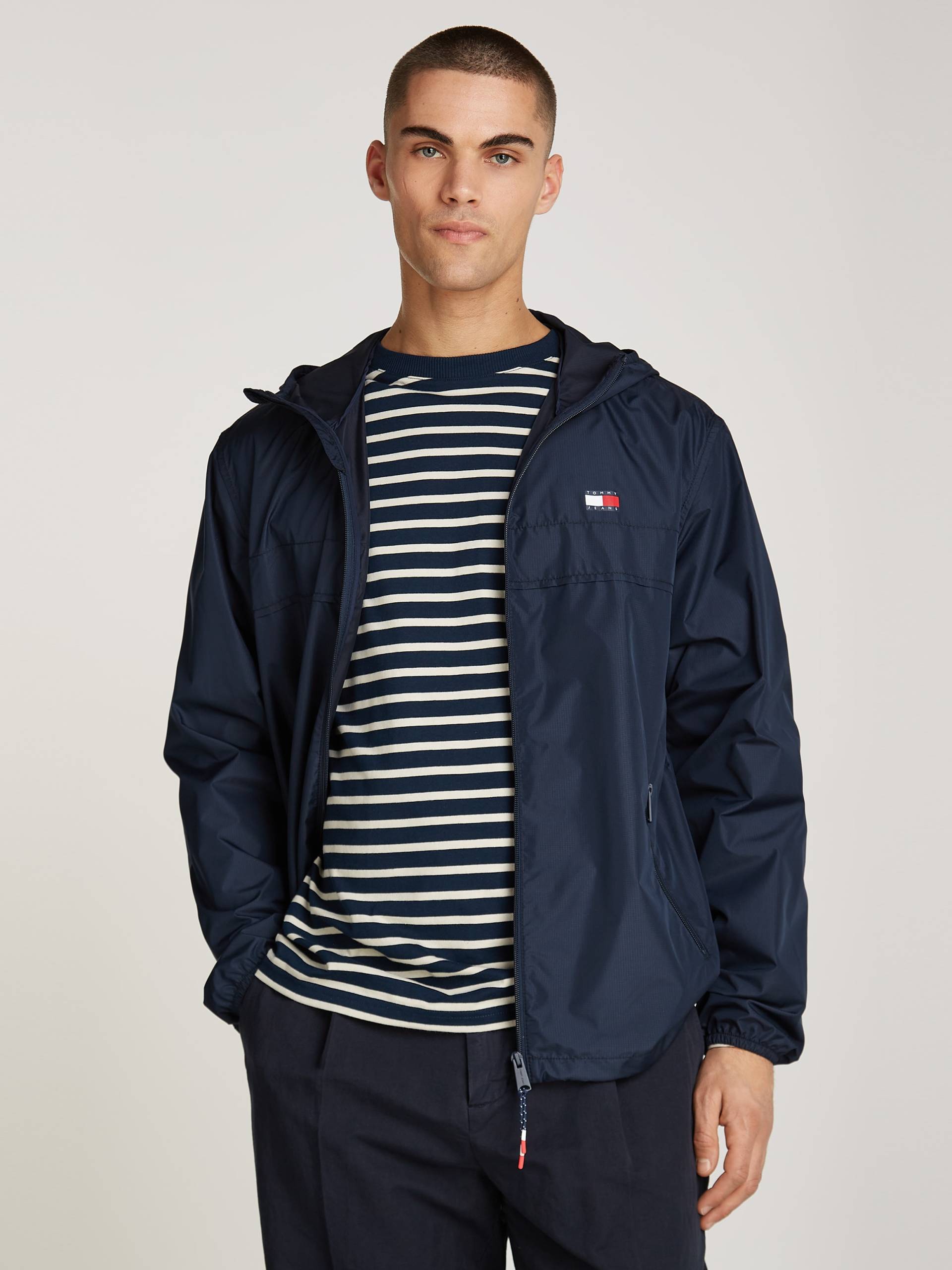 Tommy Jeans Outdoorjacke »TJM LW CHICAGO JACKET«, mit Kapuze, mit Logoprägung Tommy Jeans Outdoorjacke »TJM LW CHICAGO JACKET«, mit Kapuze, mit Logoprägung von TOMMY JEANS