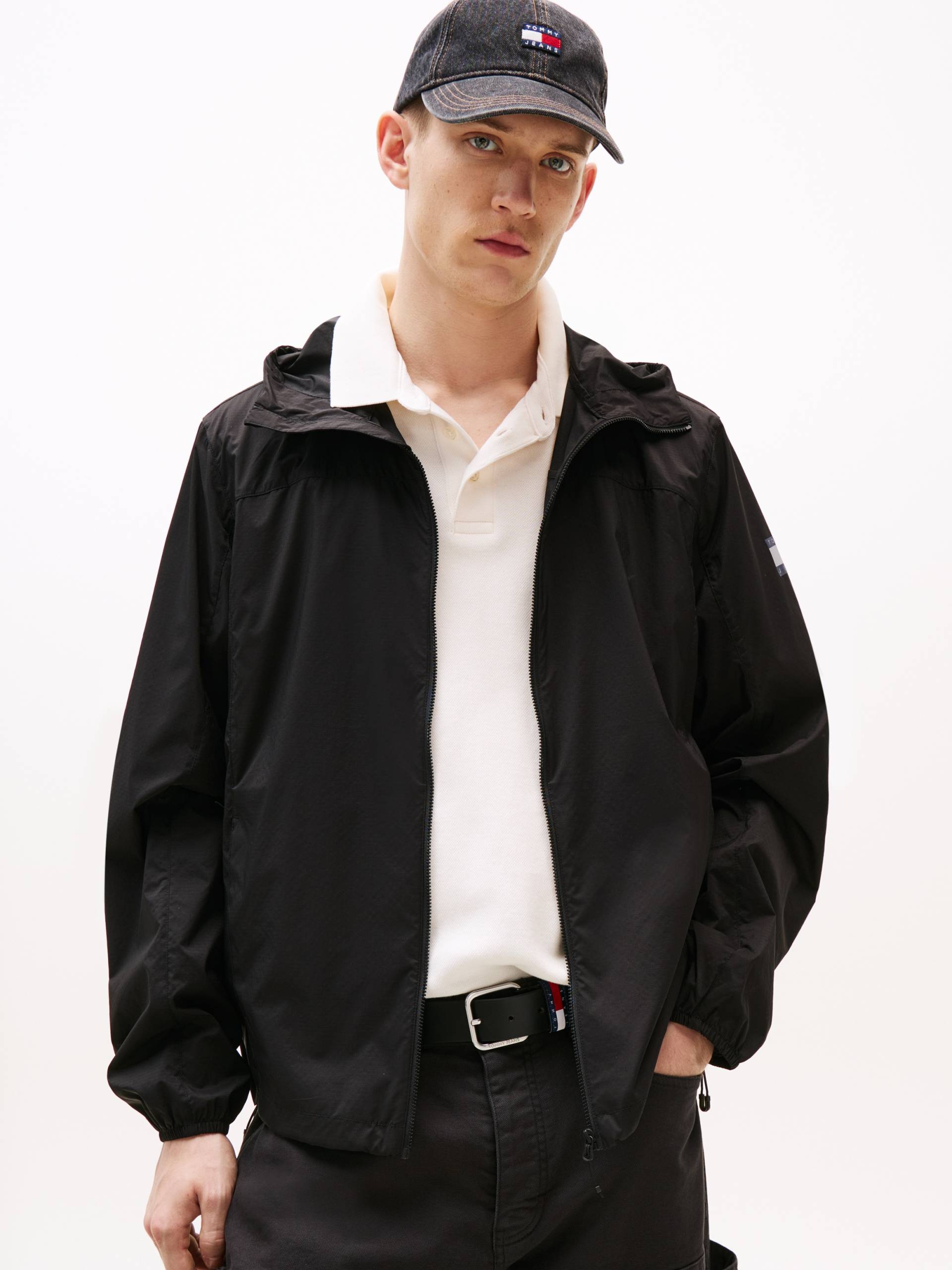 Tommy Jeans Outdoorjacke »TJM OUTDOOR SHELL JACKET EXT«, mit Kapuze, Mit Rundhalsausschnitt Tommy Jeans Outdoorjacke »TJM OUTDOOR SHELL JACKET EXT«, mit Kapuze, Mit Rundhalsausschnitt von TOMMY JEANS