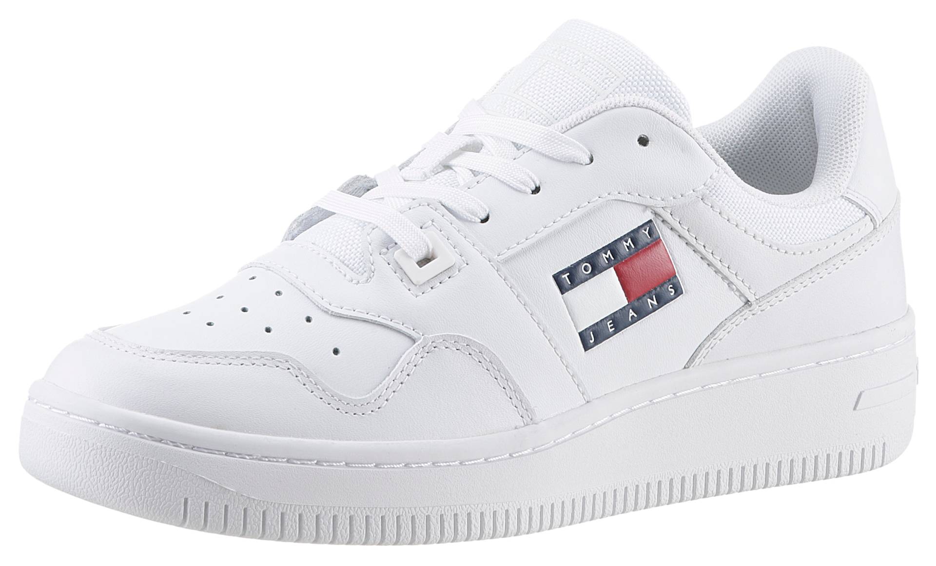 Tommy Jeans Plateausneaker »TJW RETRO BASKET ESS«, Freizeitschuh, Halbschuh, Schnürschuh mit seitlicher Logoflagge Tommy Jeans Plateausneaker »TJW RETRO BASKET ESS«, Freizeitschuh, Halbschuh, Schnürschuh mit seitlicher Logoflagge von TOMMY JEANS