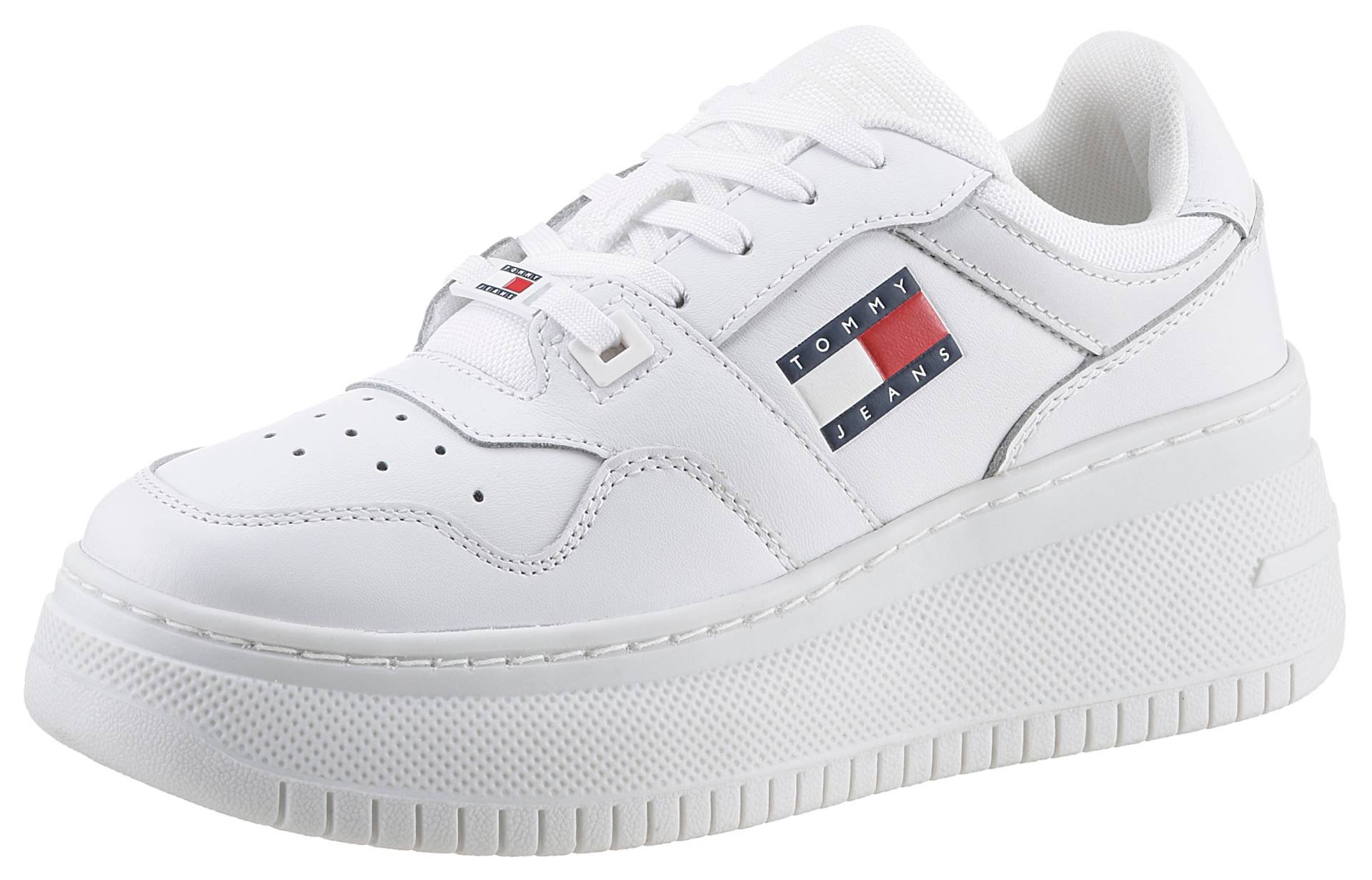 Tommy Jeans Plateausneaker »TJW RETRO BASKET FLATFORM ESS«, mit Logoschriftzug in der Sohle, Freizeitschuh, Halbschuh, Schnürschuh Tommy Jeans Plateausneaker »TJW RETRO BASKET FLATFORM ESS«, mit Logoschriftzug in der Sohle, Freizeitschuh, Halbschuh, Schnürschuh von TOMMY JEANS