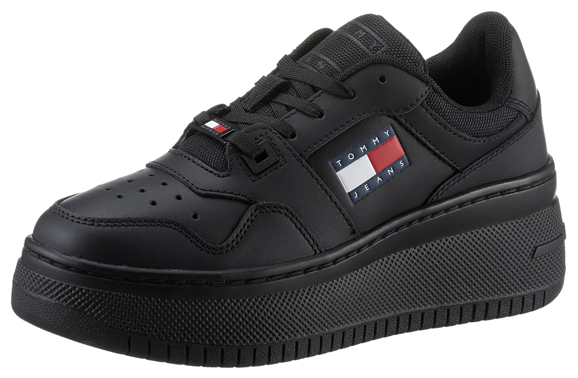 Tommy Jeans Plateausneaker »TJW RETRO BASKET FLATFORM ESS«, mit Logoschriftzug in der Sohle, Freizeitschuh, Halbschuh, Schnürschuh Tommy Jeans Plateausneaker »TJW RETRO BASKET FLATFORM ESS«, mit Logoschriftzug in der Sohle, Freizeitschuh, Halbschuh, Schnürschuh von TOMMY JEANS