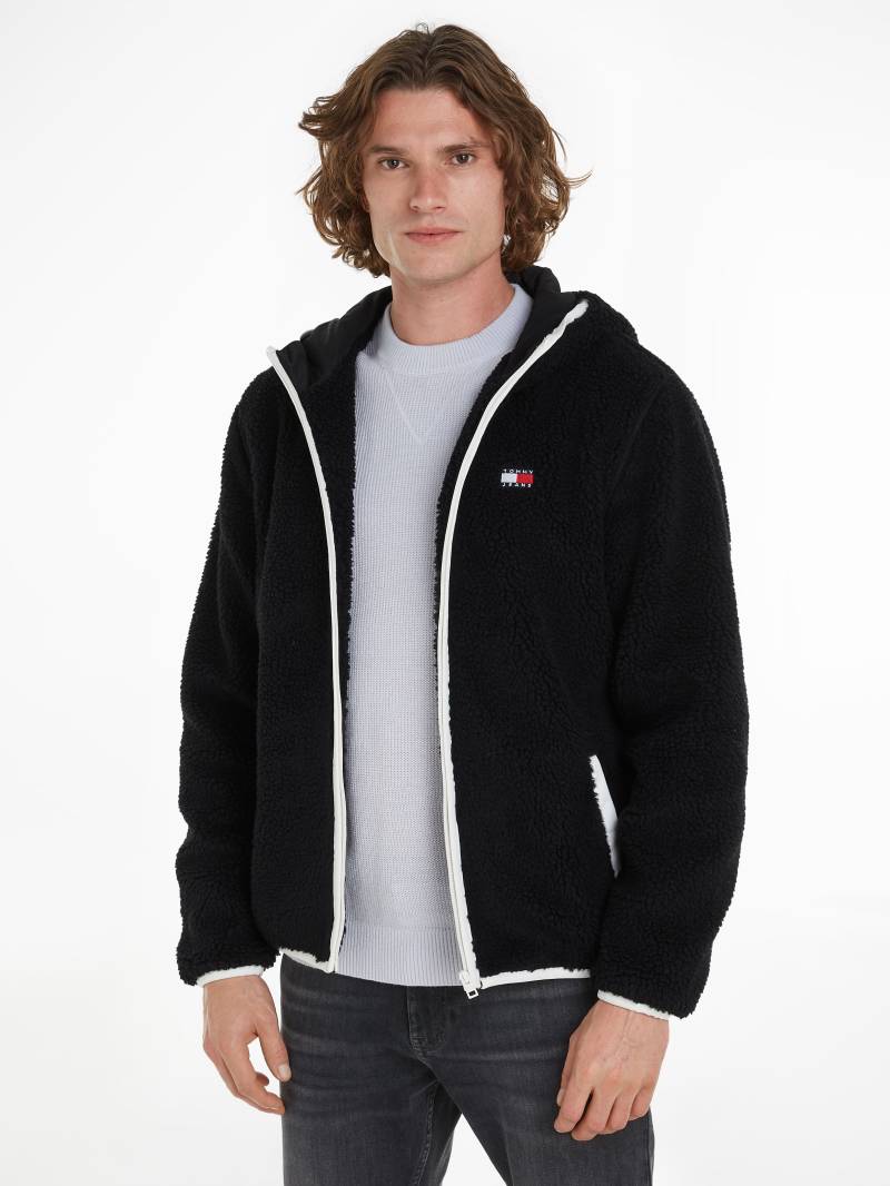Tommy Jeans Plüschjacke »TJM REG BADGE TEDDY ZIP TRU EXT«, mit Kapuze, mit Logopatch, leicht überschnittene Schultern von TOMMY JEANS