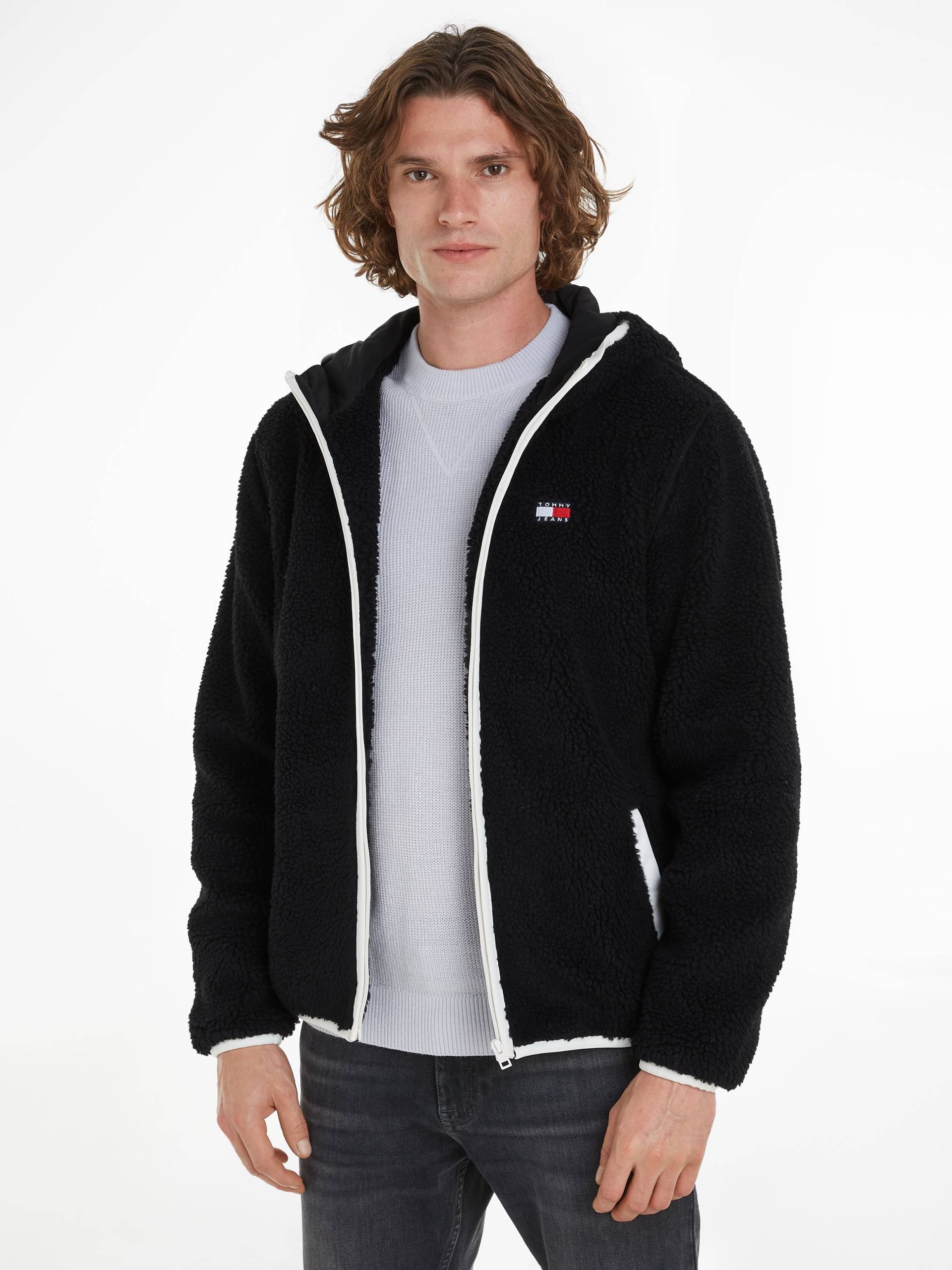 Tommy Jeans Plüschjacke »TJM REG BADGE TEDDY ZIP TRU EXT«, mit Kapuze, mit Logopatch, leicht überschnittene Schultern Tommy Jeans Plüschjacke »TJM REG BADGE TEDDY ZIP TRU EXT«, mit Kapuze, mit Logopatch, leicht überschnittene Schultern von TOMMY JEANS