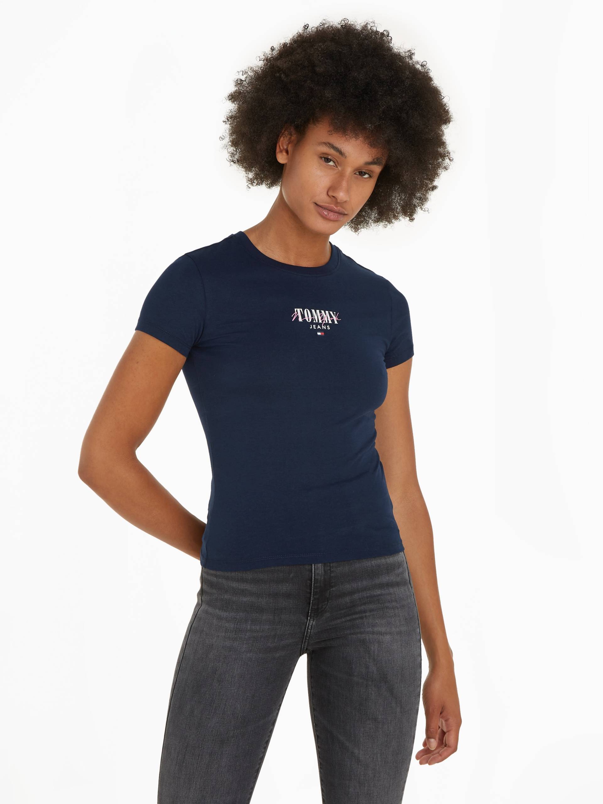 Tommy Jeans Rundhalsshirt »Rib Slim Essential Logo«, Rippshirt, feines Jersey Rippe, elastisch mit Tommy Jeans Logo von TOMMY JEANS