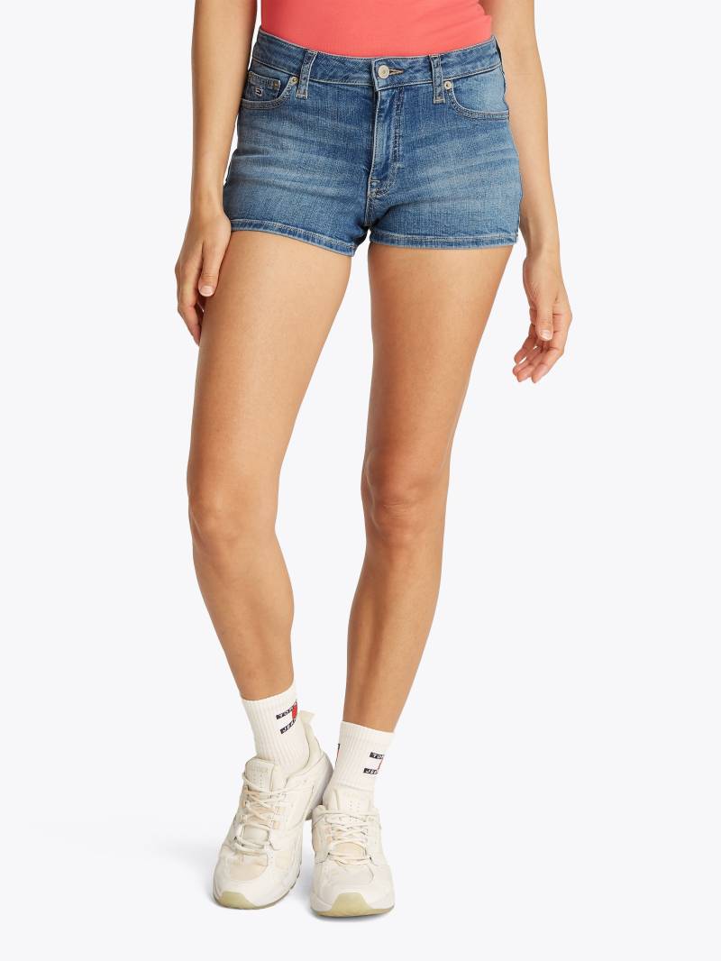 Tommy Jeans Shorts »NORA SHORT BI8233«, mit Logo-Badge, in blauer Waschung von TOMMY JEANS