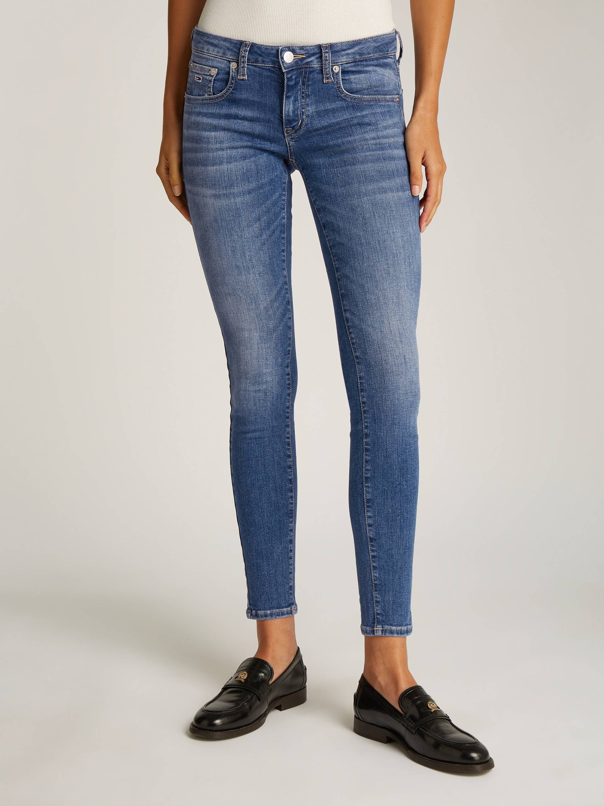 Tommy Jeans Skinny-fit-Jeans »Sophie Low Waist Skinny«, mit Logo-Badge, in Knöchellänge von TOMMY JEANS