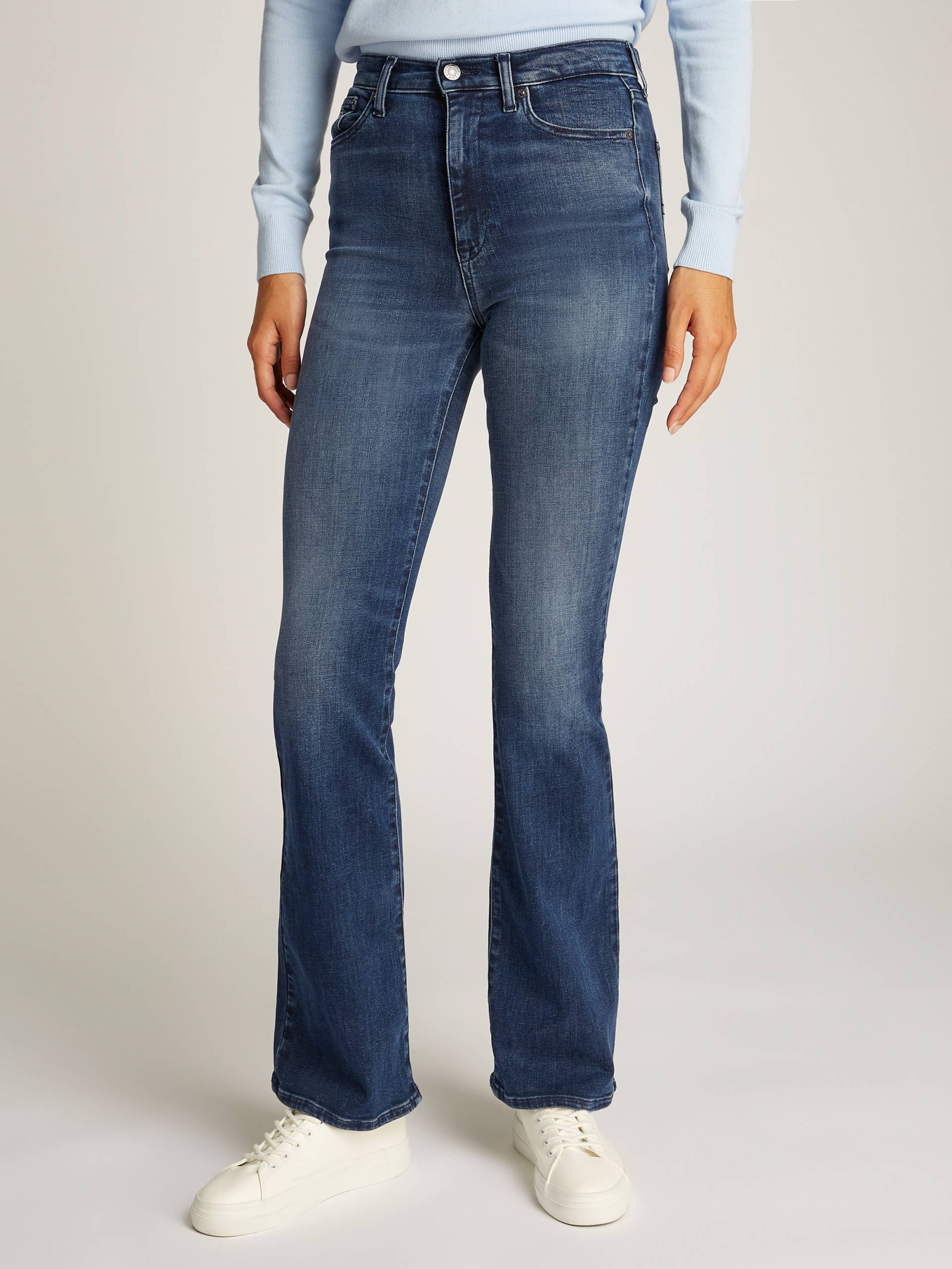 Tommy Jeans Slim-fit-Jeans »Sylvia High Rise Flare«, mit Logo-Badge Tommy Jeans Slim-fit-Jeans »Sylvia High Rise Flare«, mit Logo-Badge von TOMMY JEANS