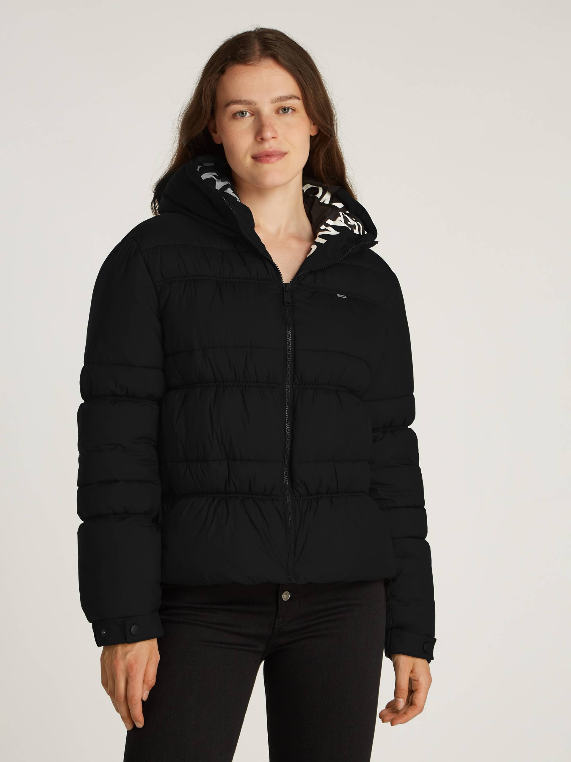 Tommy Jeans Steppjacke, mit Kapuze, mit Logoschriftzug Tommy Jeans Steppjacke, mit Kapuze, mit Logoschriftzug von TOMMY JEANS