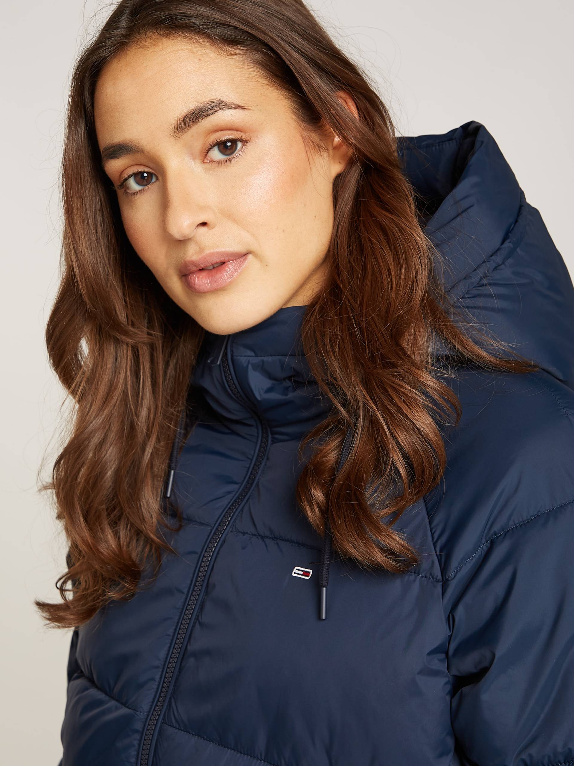Tommy Jeans Steppjacke »TJW ASPEN PUFFER EXT«, mit Kapuze, mit Logostickerei Tommy Jeans Steppjacke »TJW ASPEN PUFFER EXT«, mit Kapuze, mit Logostickerei von TOMMY JEANS