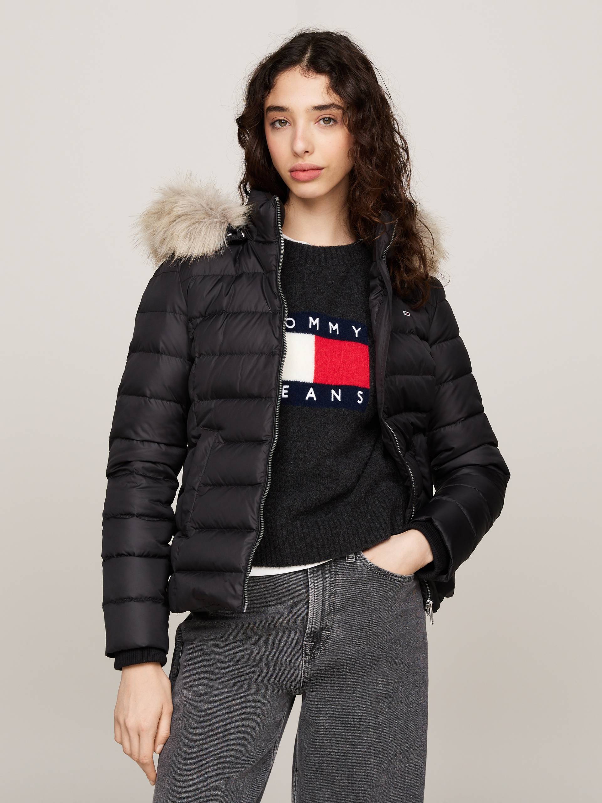 Tommy Jeans Steppjacke »TJW BASIC HOODED DOWN JACKET EXT«, mit Kapuze, mit Logostickerei Tommy Jeans Steppjacke »TJW BASIC HOODED DOWN JACKET EXT«, mit Kapuze, mit Logostickerei von TOMMY JEANS