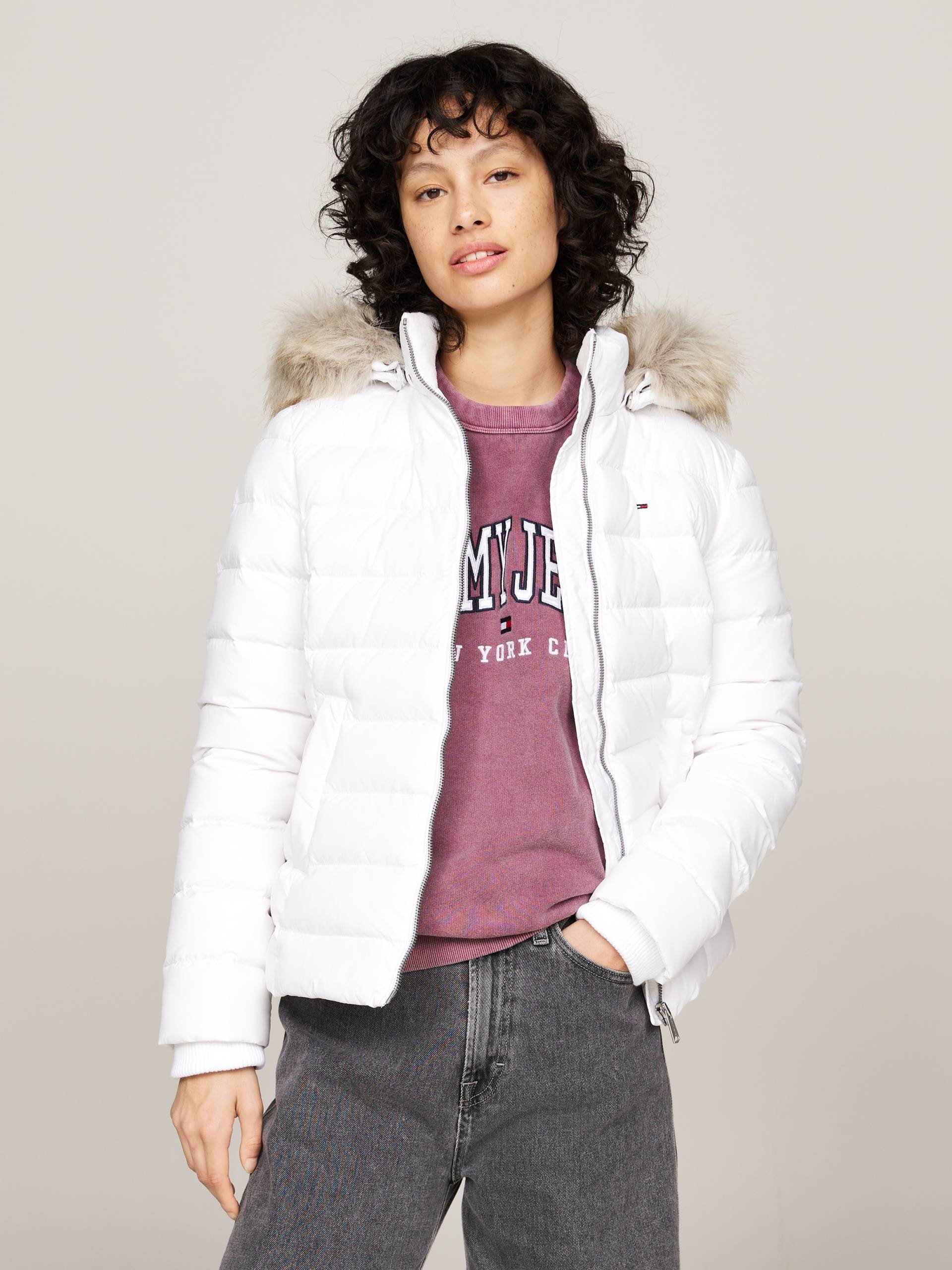 Tommy Jeans Steppjacke »TJW BASIC HOODED DOWN JACKET EXT«, mit Kapuze, mit Logostickerei Tommy Jeans Steppjacke »TJW BASIC HOODED DOWN JACKET EXT«, mit Kapuze, mit Logostickerei von TOMMY JEANS