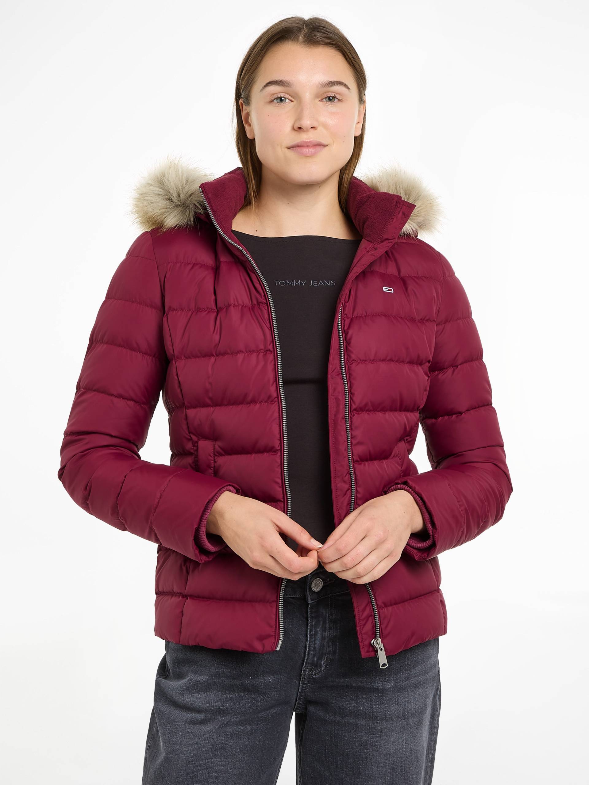 Tommy Jeans Steppjacke »TJW BASIC HOODED DOWN JACKET EXT«, mit Kapuze, mit Logostickerei Tommy Jeans Steppjacke »TJW BASIC HOODED DOWN JACKET EXT«, mit Kapuze, mit Logostickerei von TOMMY JEANS