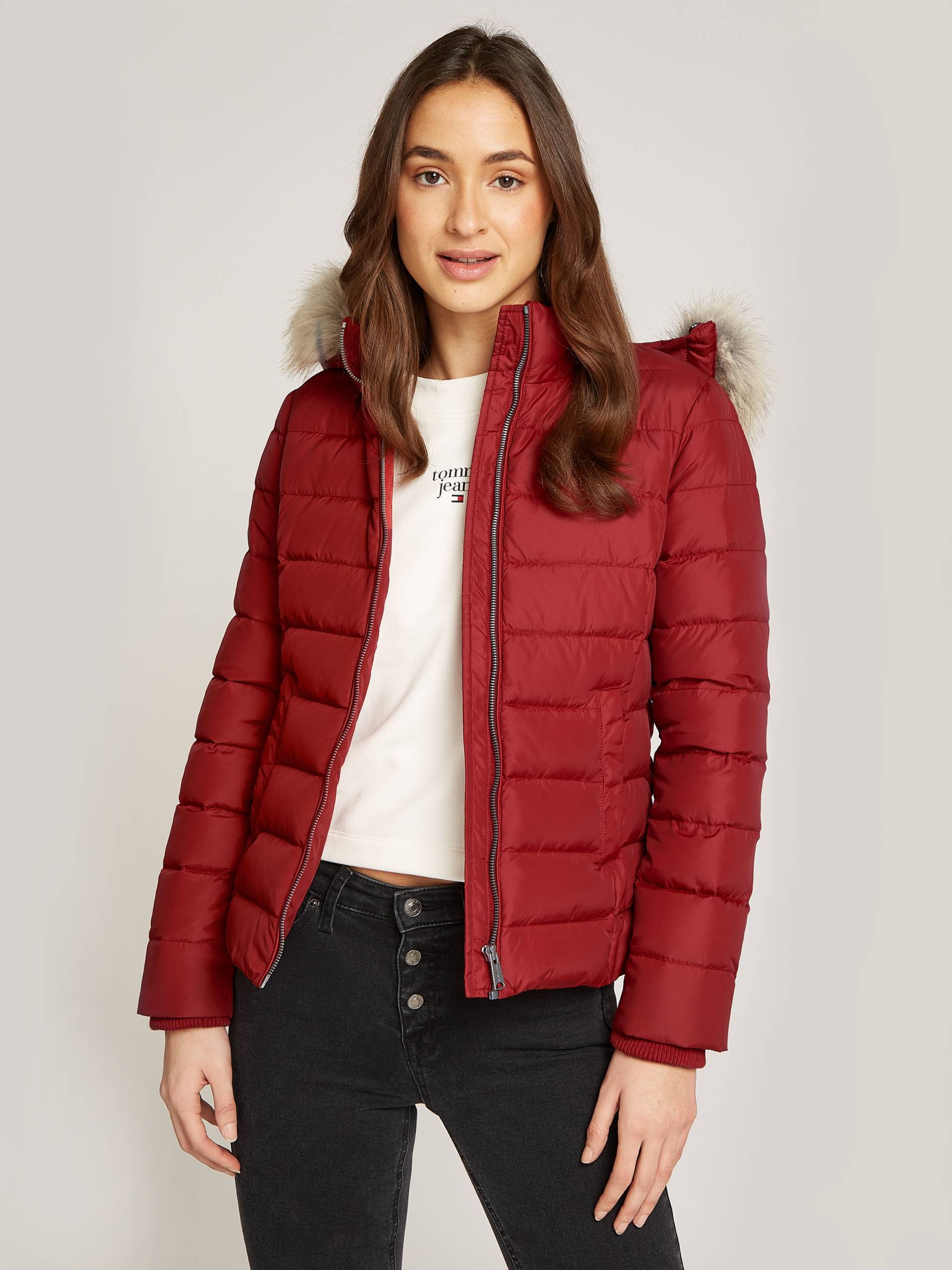 Tommy Jeans Steppjacke »TJW BASIC HOODED DOWN JACKET EXT«, mit Kapuze, mit Logostickerei Tommy Jeans Steppjacke »TJW BASIC HOODED DOWN JACKET EXT«, mit Kapuze, mit Logostickerei von TOMMY JEANS