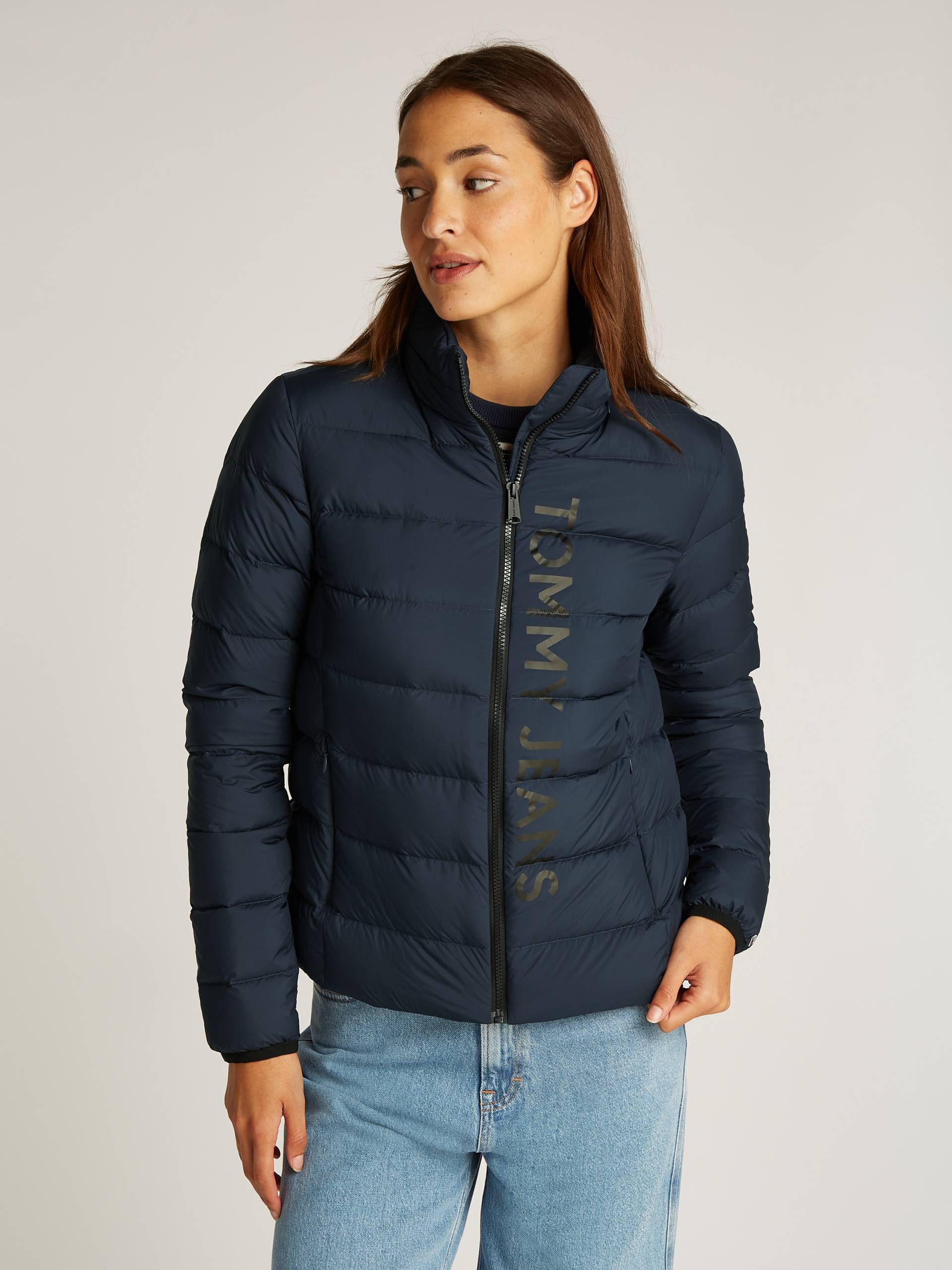 Tommy Jeans Steppjacke »TJW LT DOWN PRINTED PUFFER«, mit Logoschriftzug Tommy Jeans Steppjacke »TJW LT DOWN PRINTED PUFFER«, mit Logoschriftzug von TOMMY JEANS