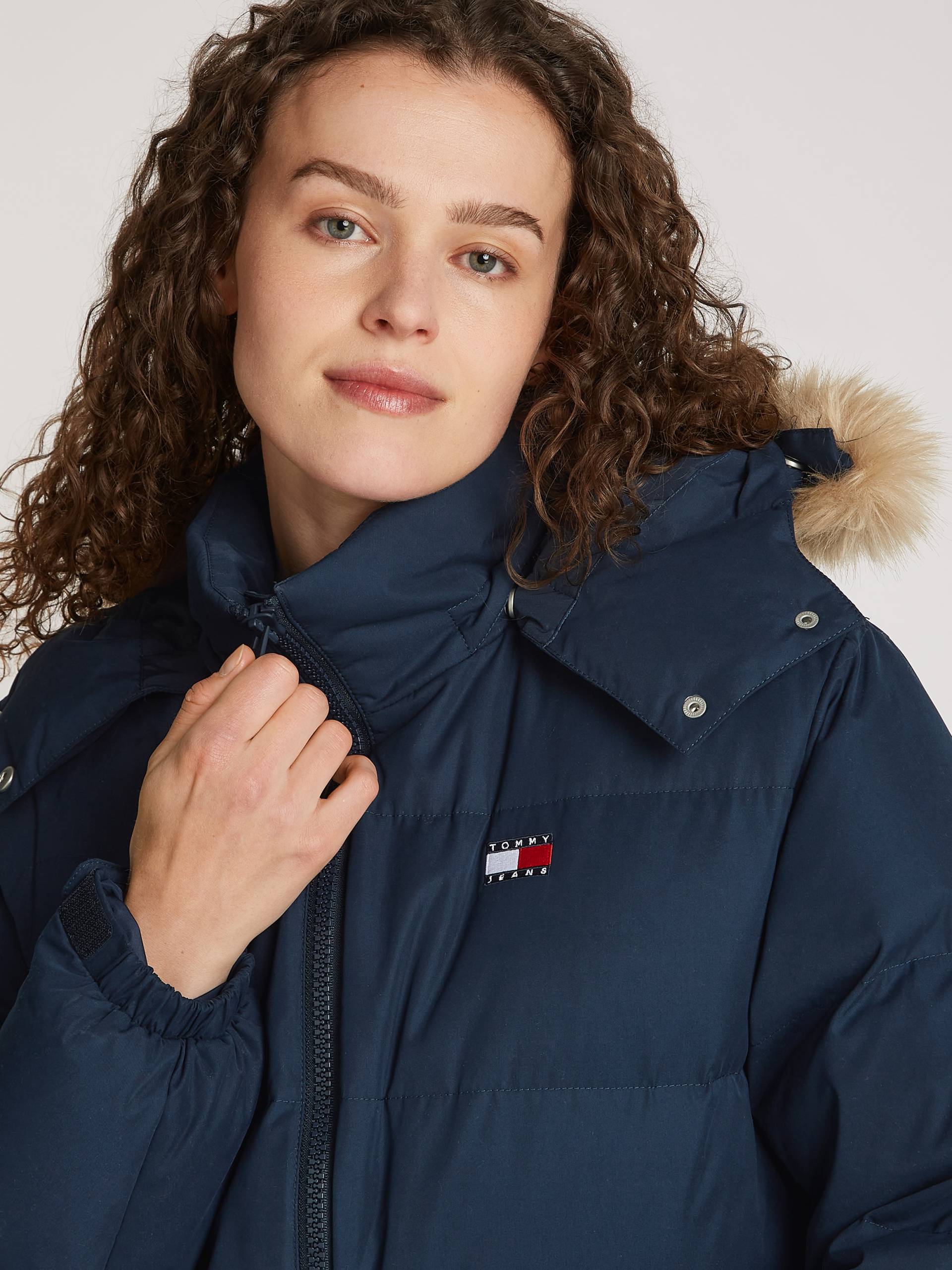 Tommy Jeans Steppjacke »TJW MIDI ALASKA FAUX FUR«, mit Kapuze, mit Fellimitat Tommy Jeans Steppjacke »TJW MIDI ALASKA FAUX FUR«, mit Kapuze, mit Fellimitat von TOMMY JEANS