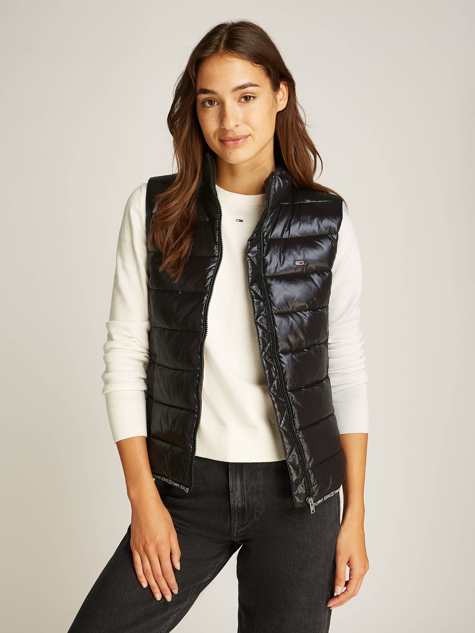 Tommy Jeans Steppweste »TJW ESSENTIAL TAPE VEST«, in glänzender Optik, mit leichter Wattierung Tommy Jeans Steppweste »TJW ESSENTIAL TAPE VEST«, in glänzender Optik, mit leichter Wattierung von TOMMY JEANS